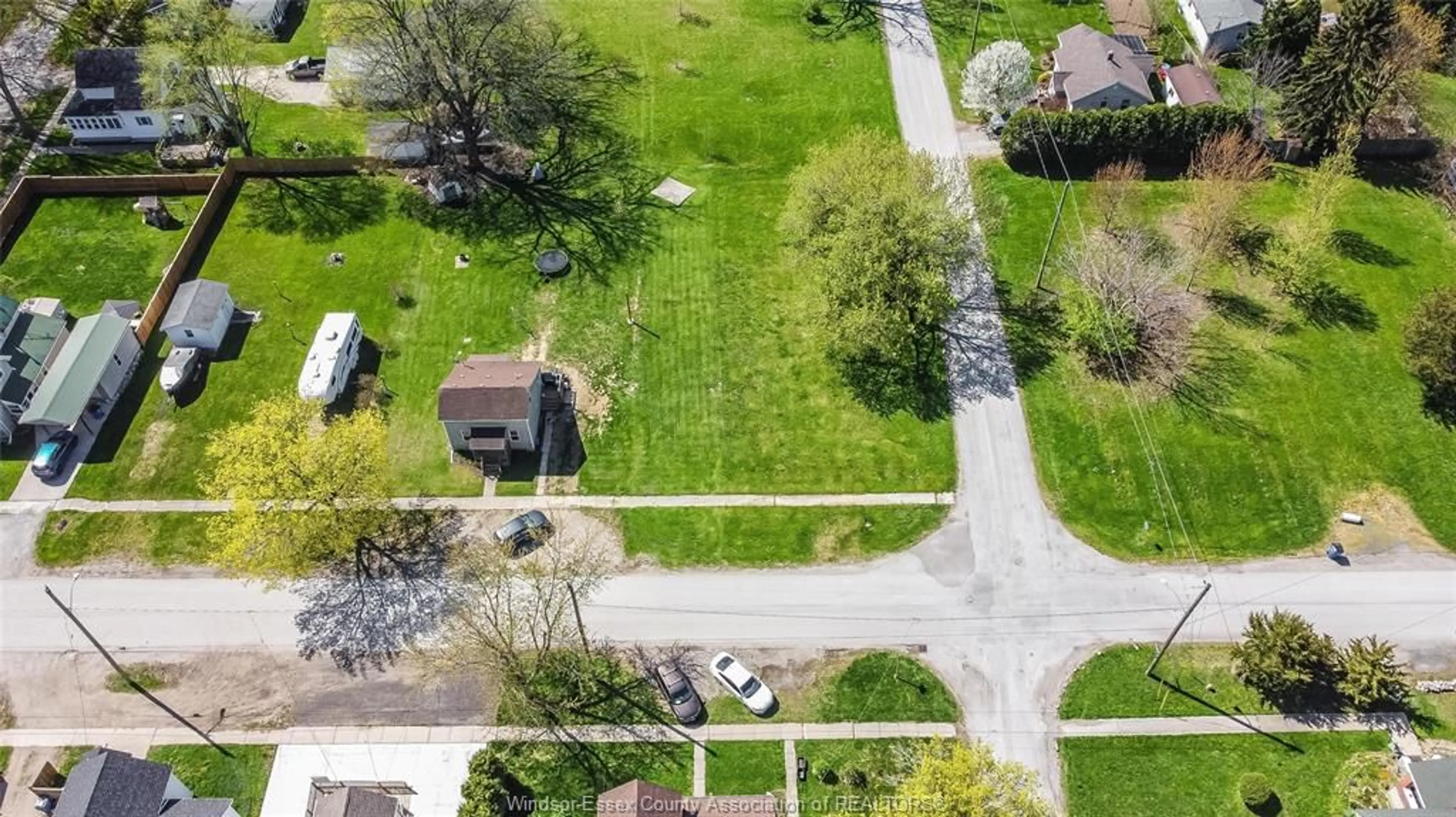 A pic from outside/outdoor area/front of a property/back of a property/a pic from drone, street for 470 BROWN St, Dresden Ontario N0P 1M0
