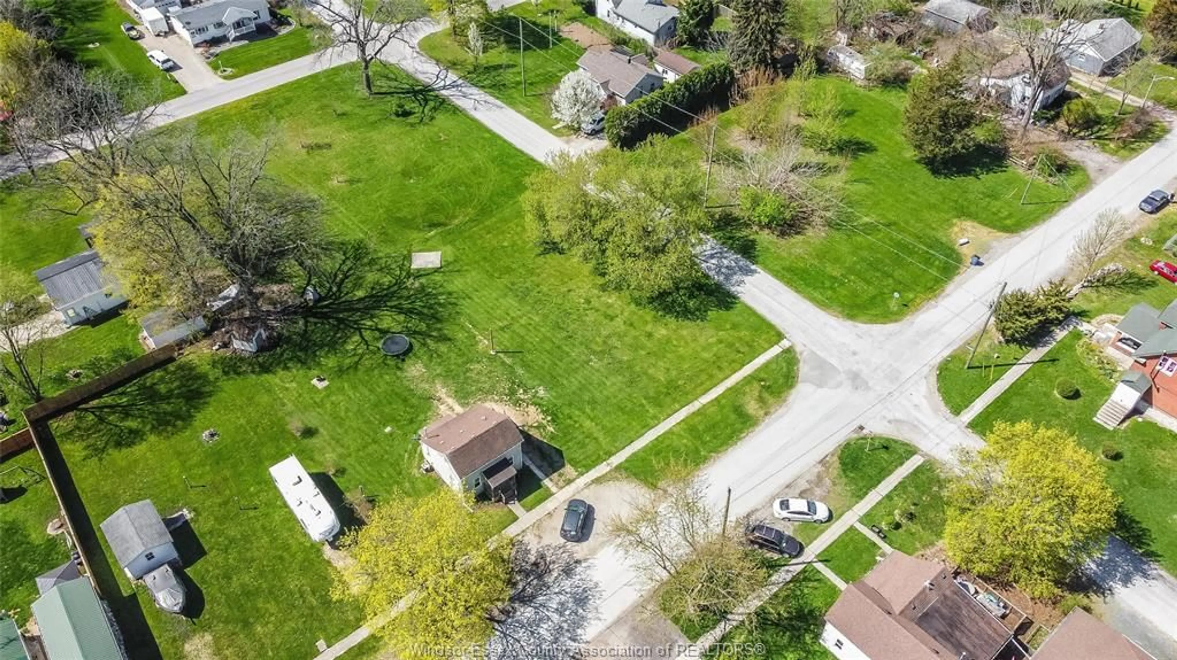 A pic from outside/outdoor area/front of a property/back of a property/a pic from drone, street for 470 BROWN St, Dresden Ontario N0P 1M0