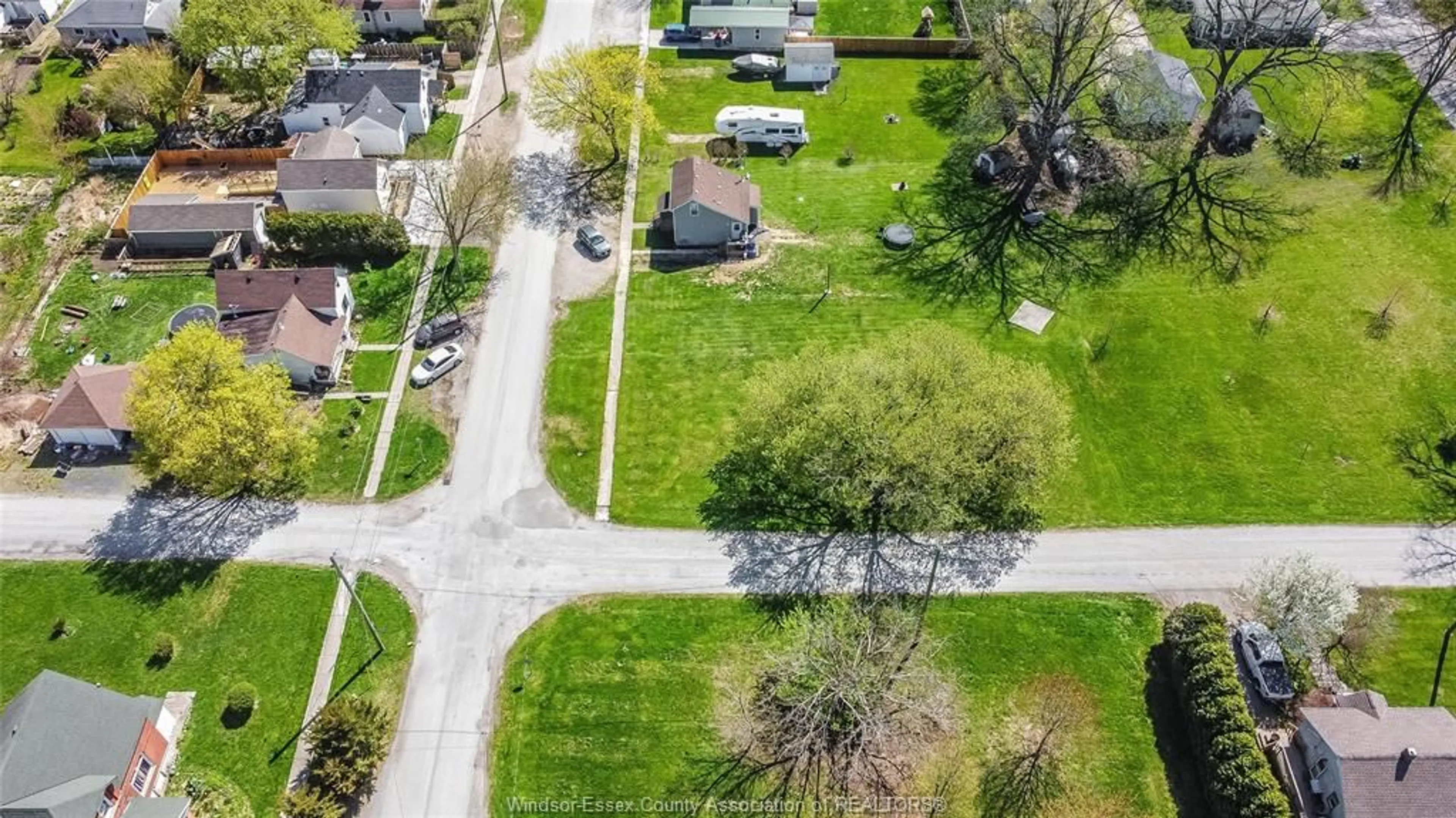 A pic from outside/outdoor area/front of a property/back of a property/a pic from drone, street for 470 BROWN St, Dresden Ontario N0P 1M0