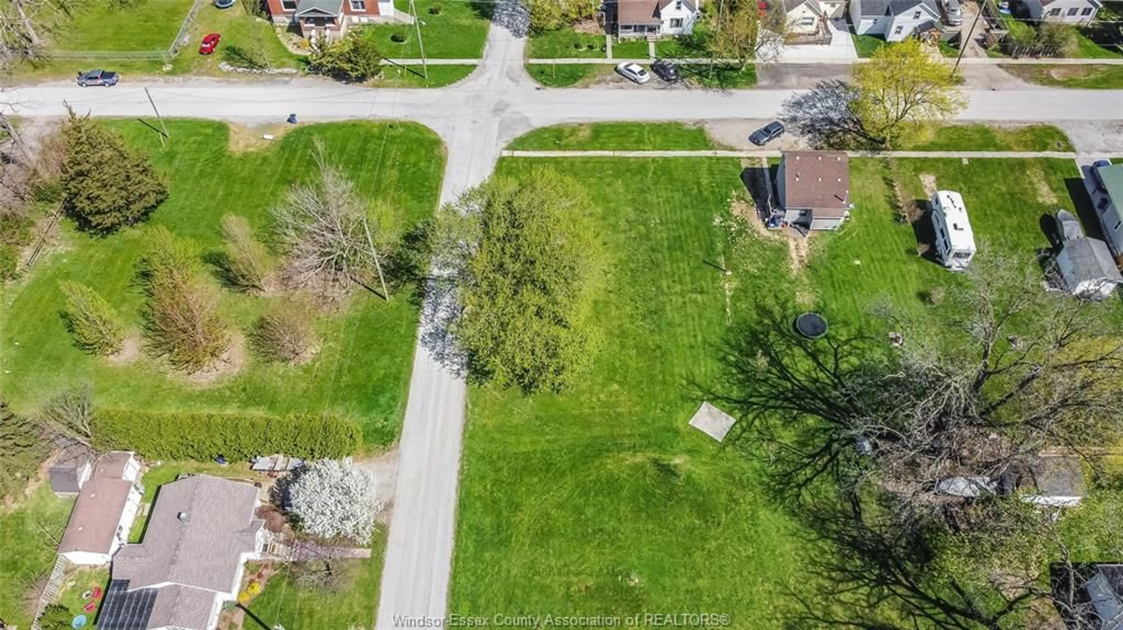 A pic from outside/outdoor area/front of a property/back of a property/a pic from drone, street for 470 BROWN St, Dresden Ontario N0P 1M0