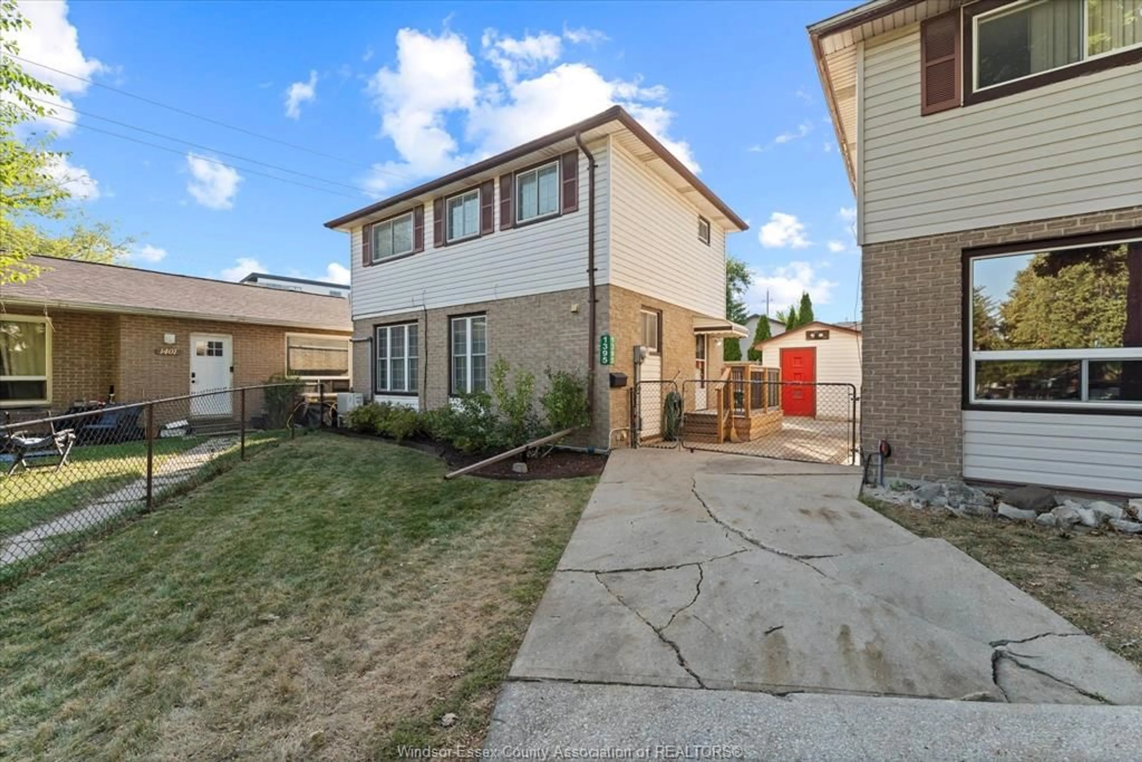A pic from outside/outdoor area/front of a property/back of a property/a pic from drone, street for 1395 BAYSWATER Cres, Windsor Ontario N8S 4K4