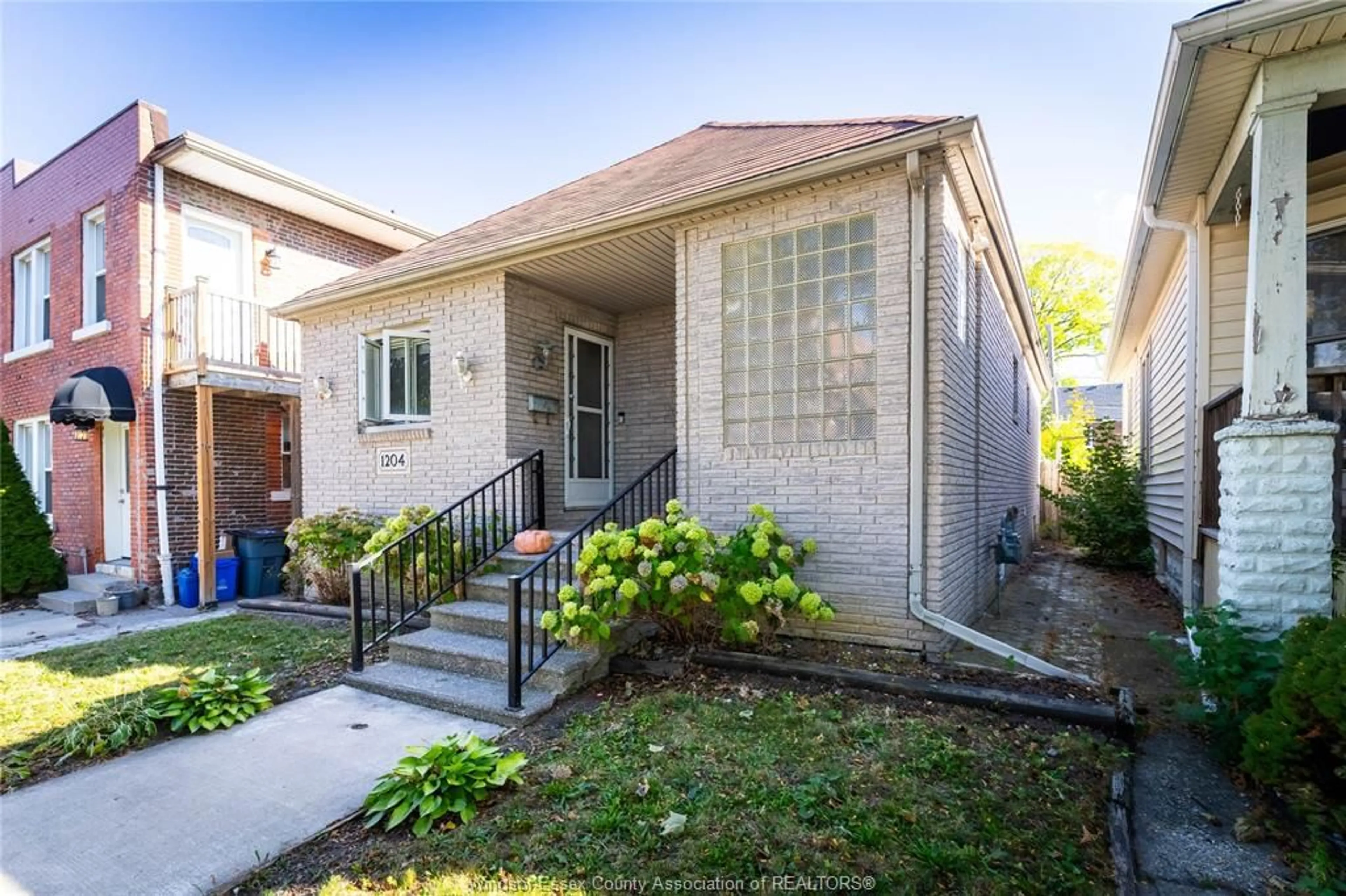 Home with brick exterior material, street for 1204 LINCOLN, Windsor Ontario N8Y 2H8