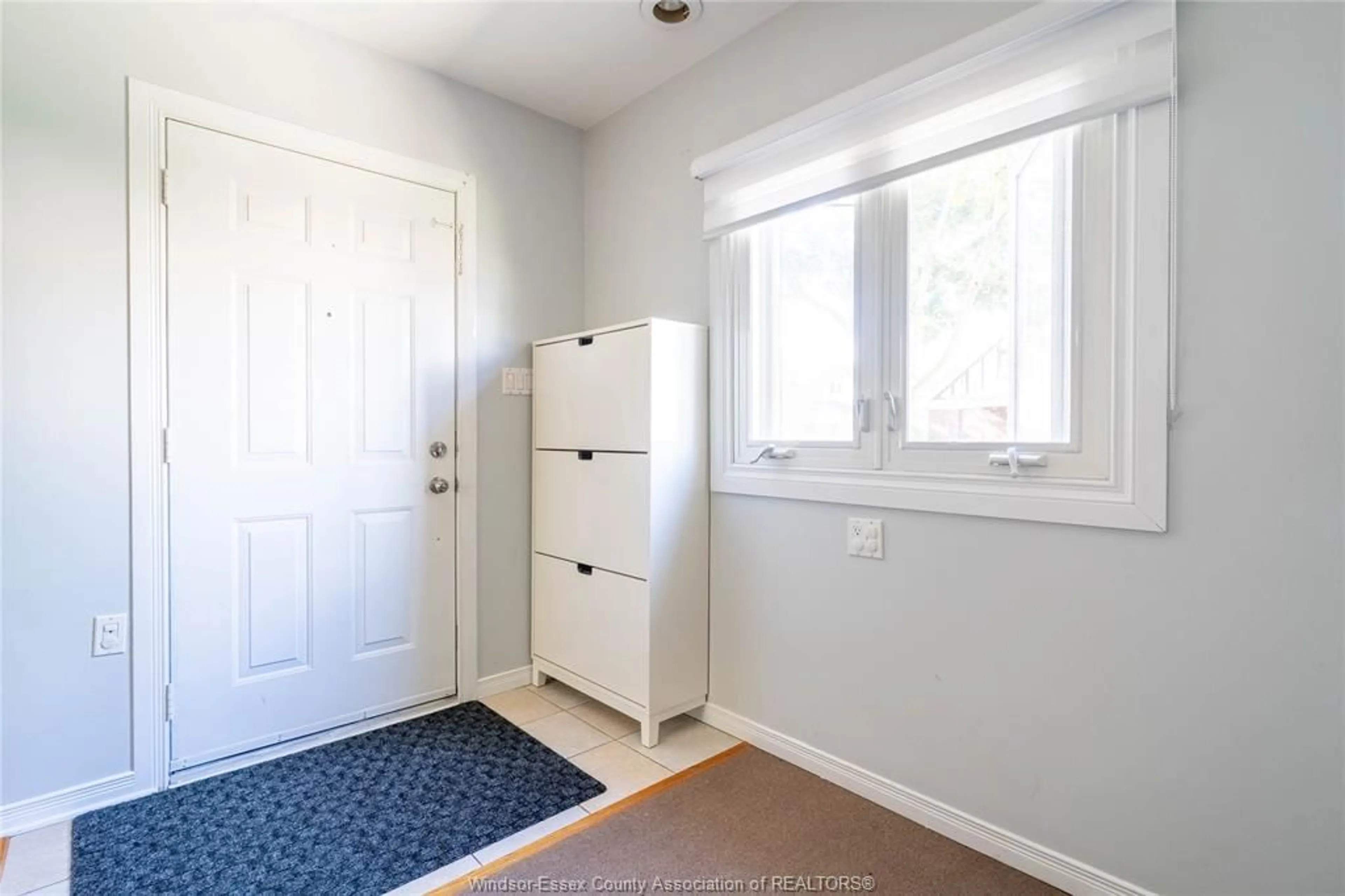 Indoor entryway for 1204 LINCOLN, Windsor Ontario N8Y 2H8