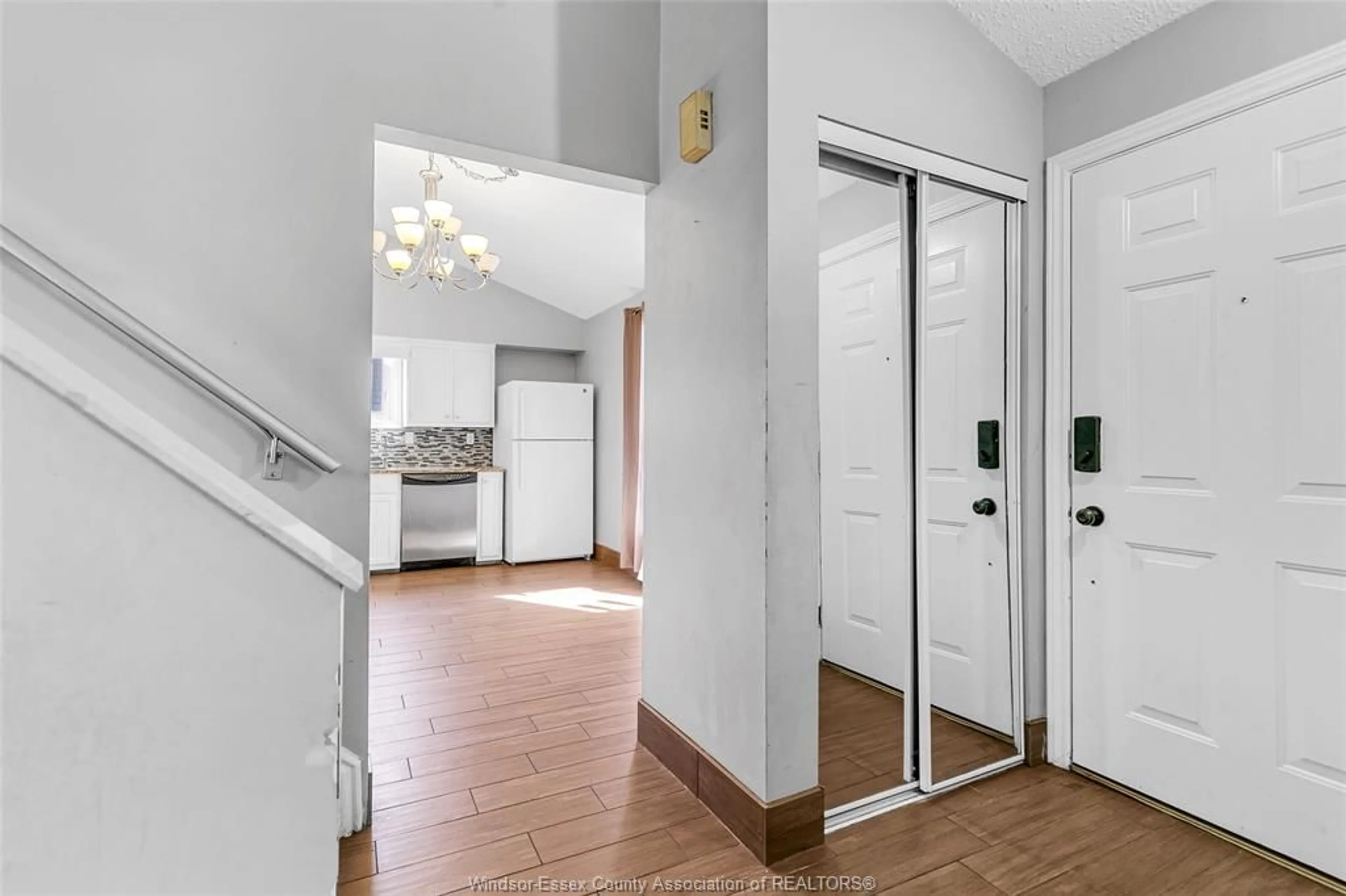 Indoor entryway for 3344 PINEVIEW, Windsor Ontario N8R 2A7
