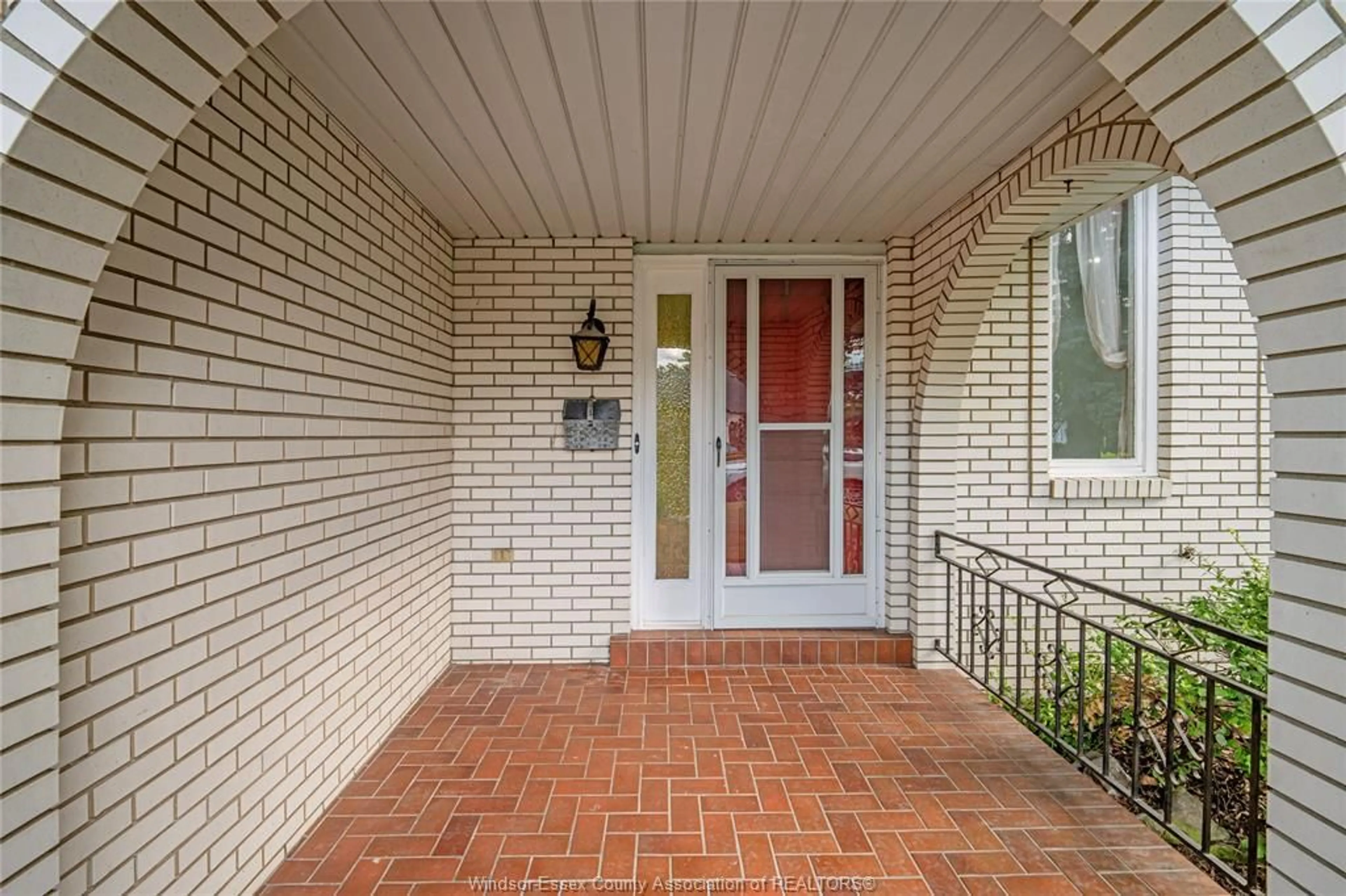 Indoor entryway for 655 ROSELAND DRIVE S, Windsor Ontario N9G 1T7