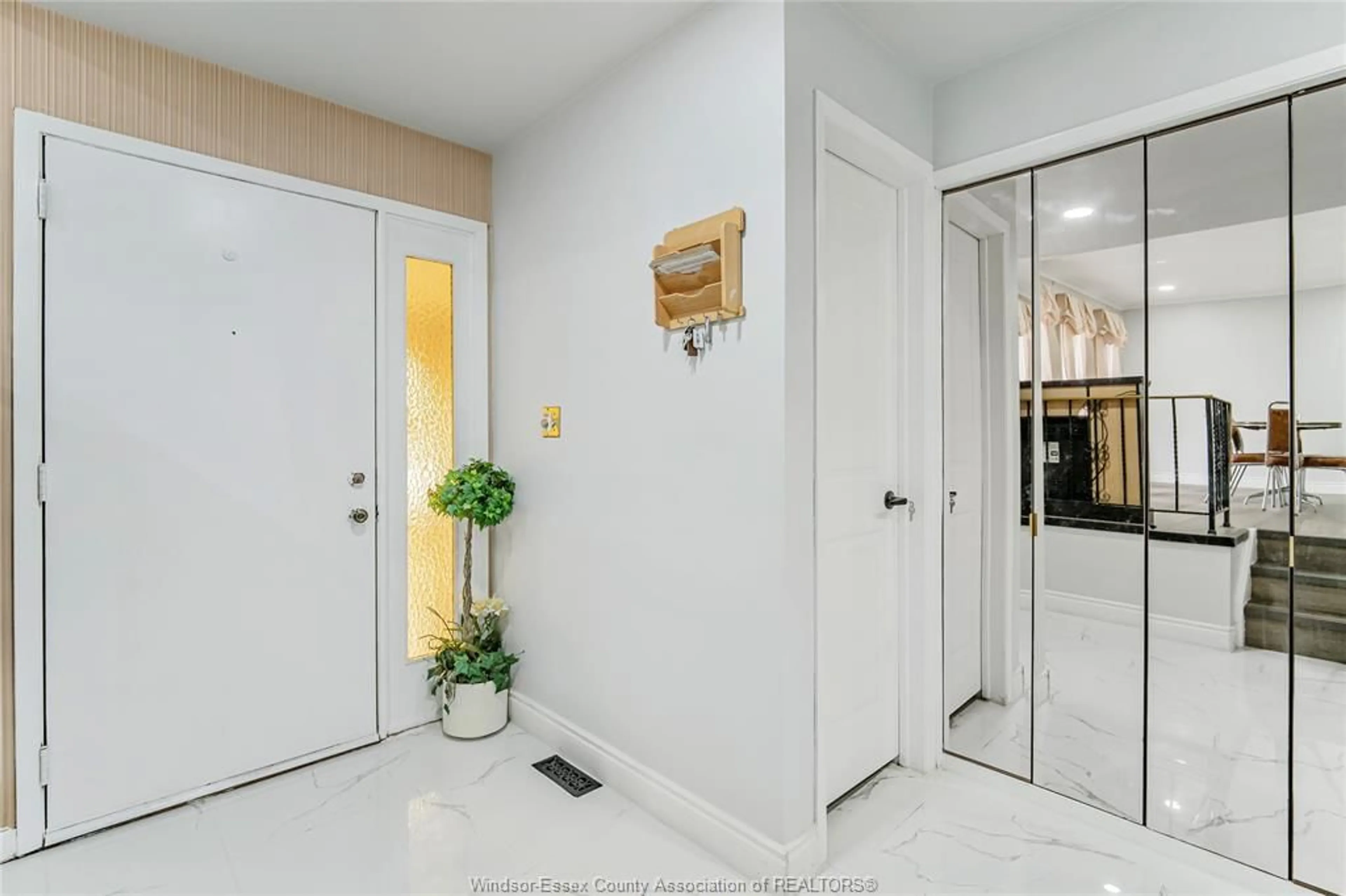 Indoor entryway for 655 ROSELAND DRIVE S, Windsor Ontario N9G 1T7