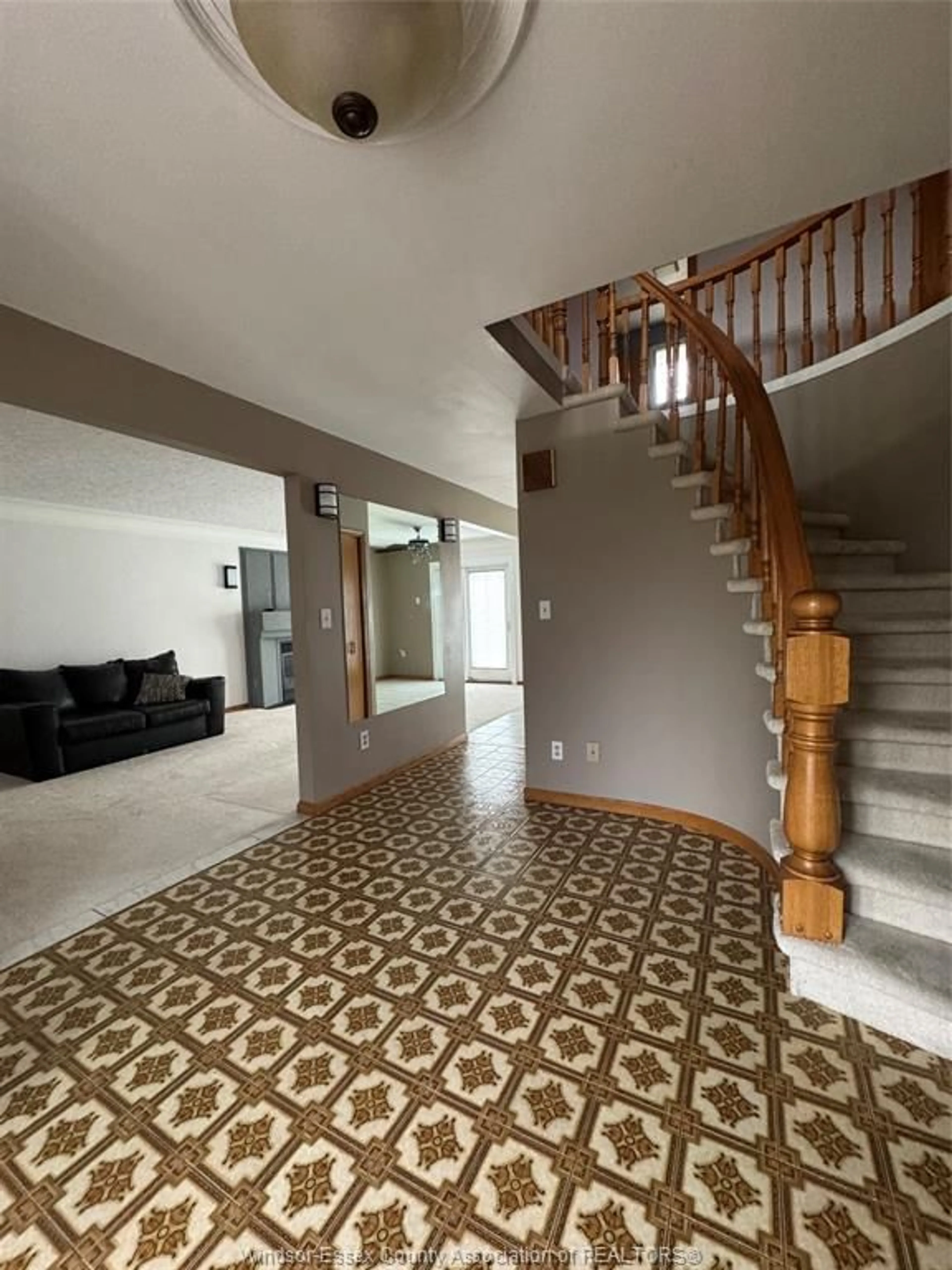 Indoor foyer for 5515 OUTER Dr, Windsor Ontario N9A 6J3
