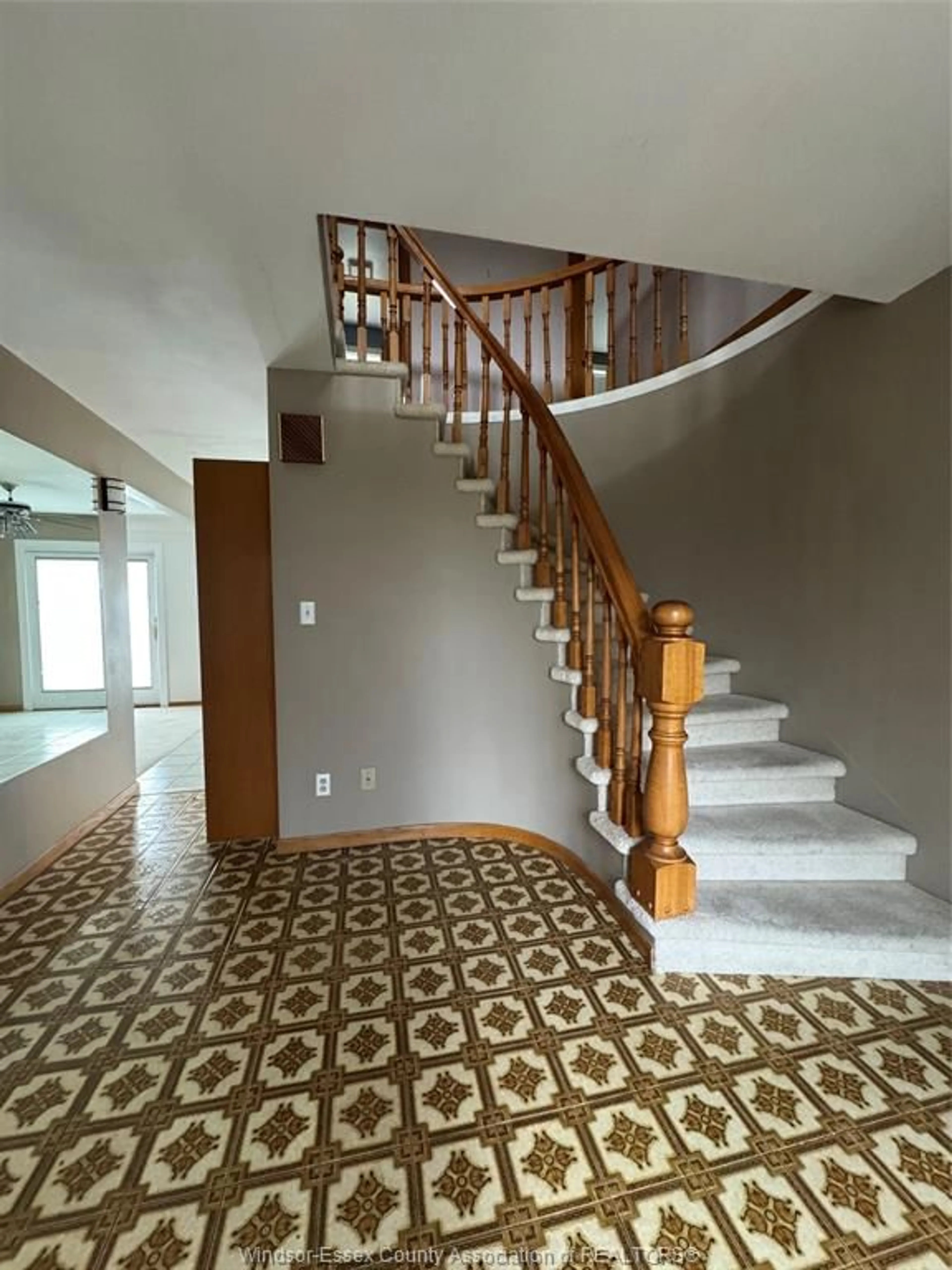 Stairs for 5515 OUTER Dr, Windsor Ontario N9A 6J3