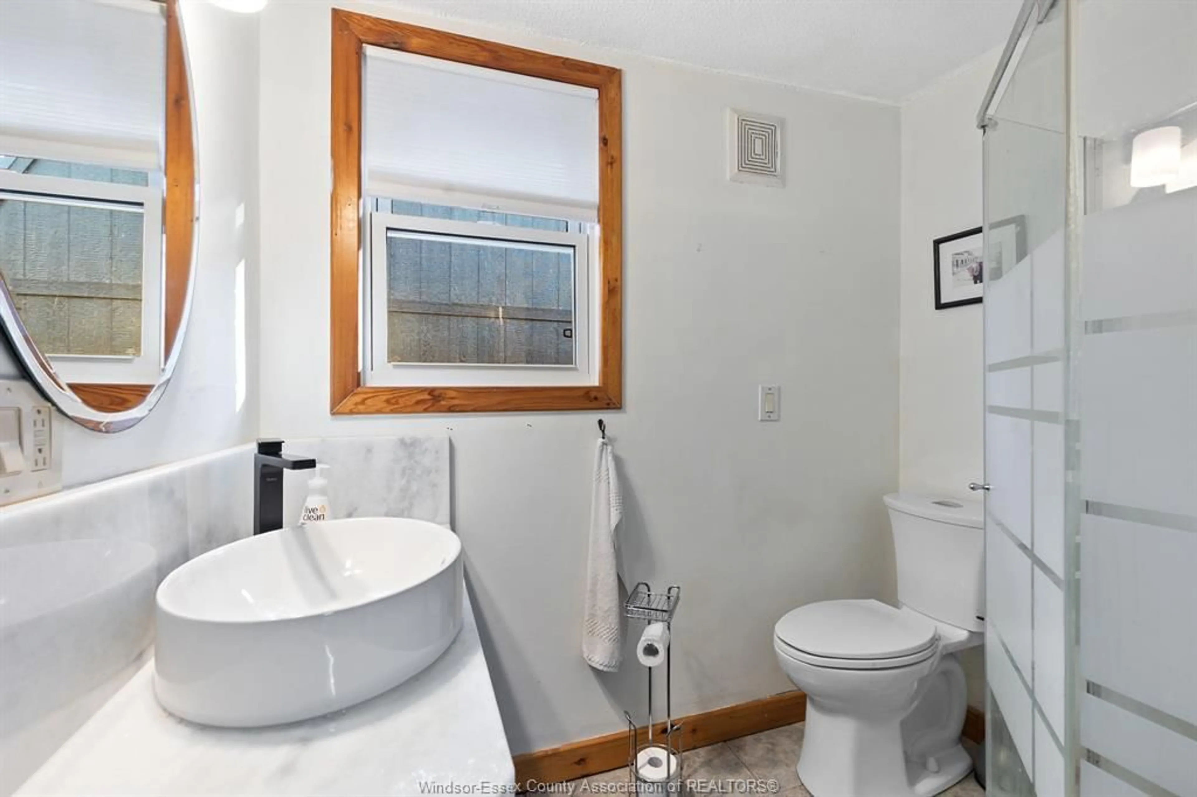Standard bathroom, unknown for 125 CRYSTAL Lane, Harrow Ontario N0R 1G0