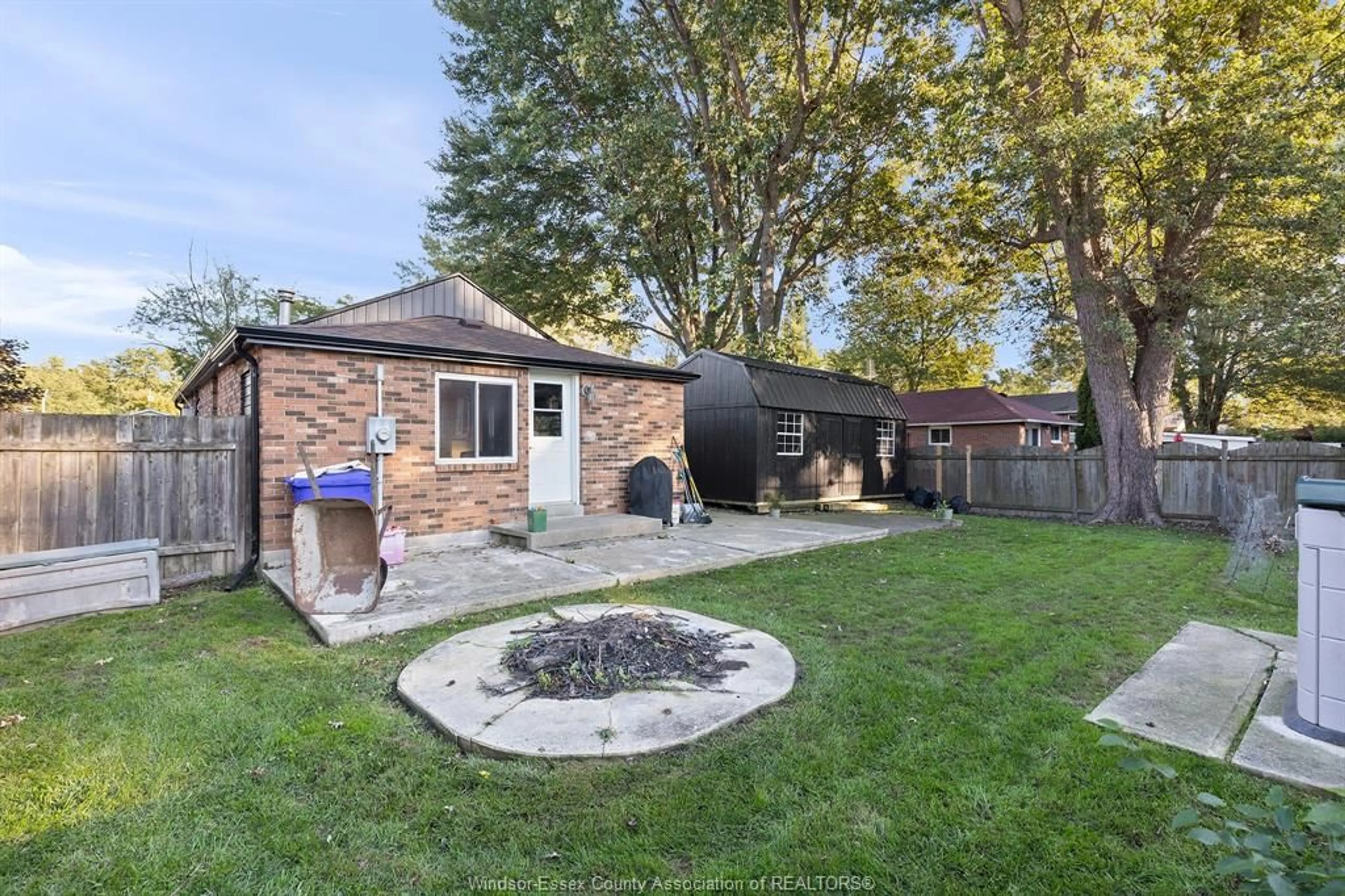 A pic from outside/outdoor area/front of a property/back of a property/a pic from drone, street for 125 CRYSTAL Lane, Harrow Ontario N0R 1G0