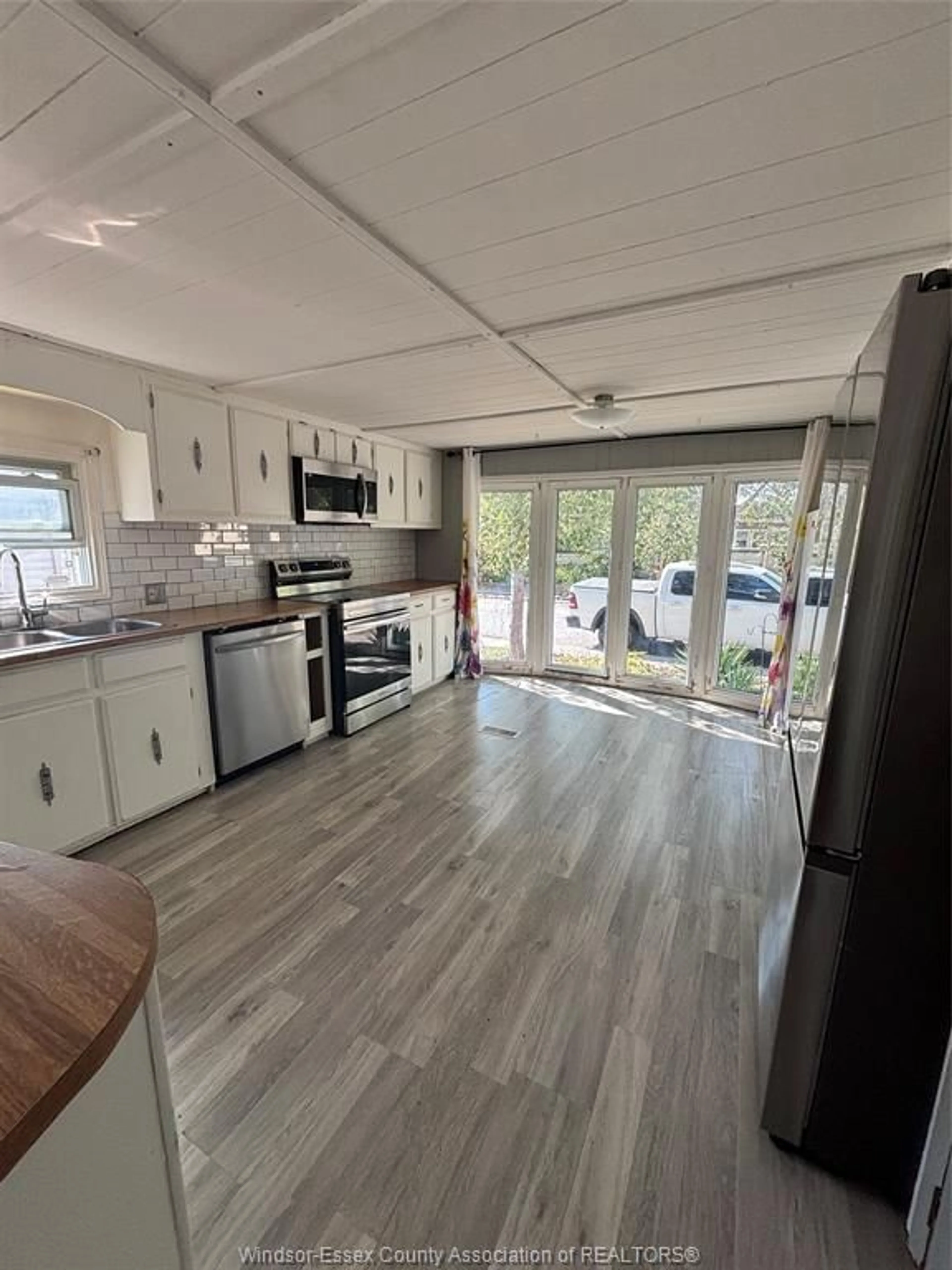 Open concept kitchen, unknown for 31 POPLAR Dr, McGregor Ontario N0R 1J0