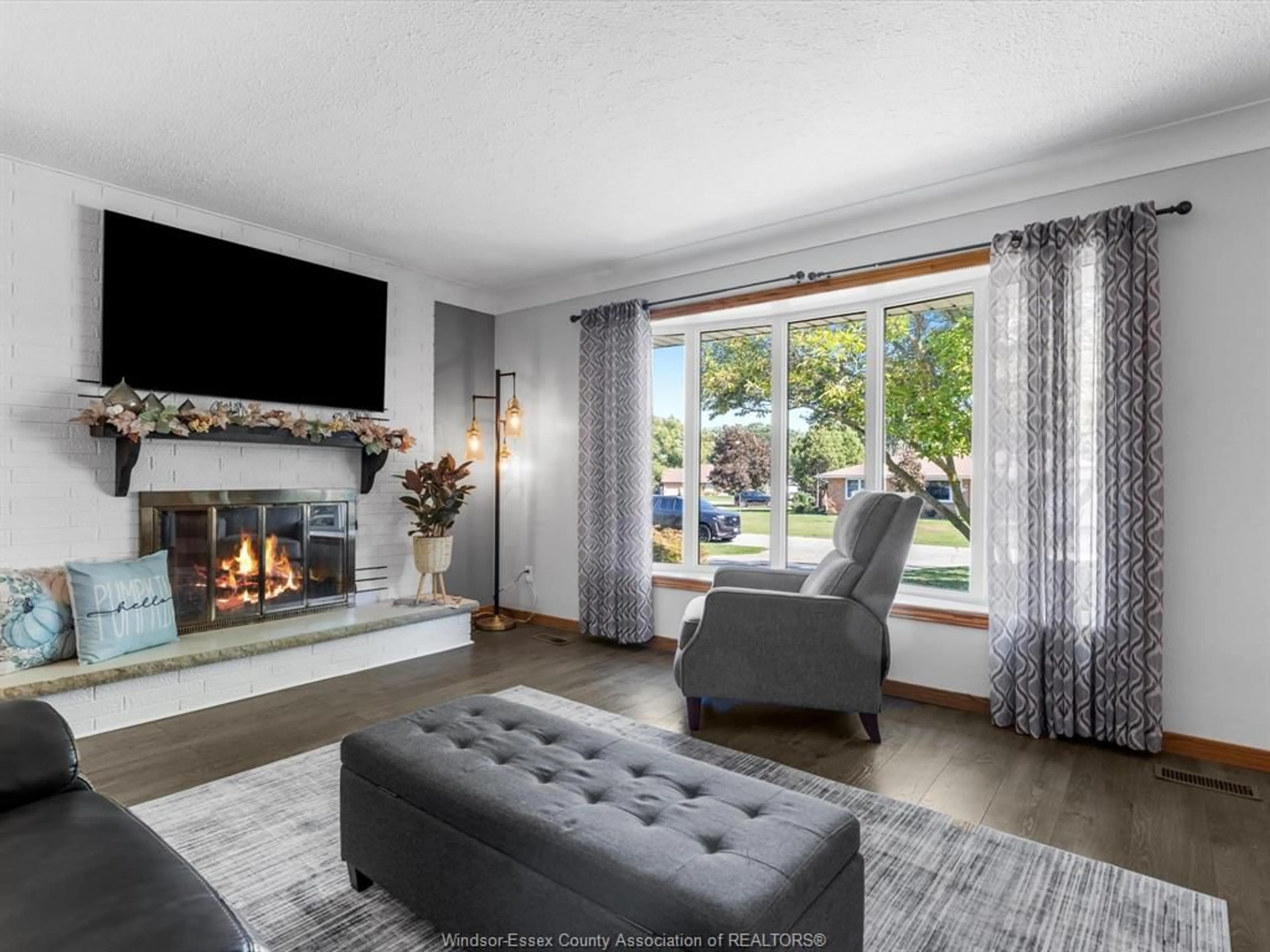 Living room with furniture, unknown for 17 BRUCE Crt, Wheatley Ontario N0P 2P0