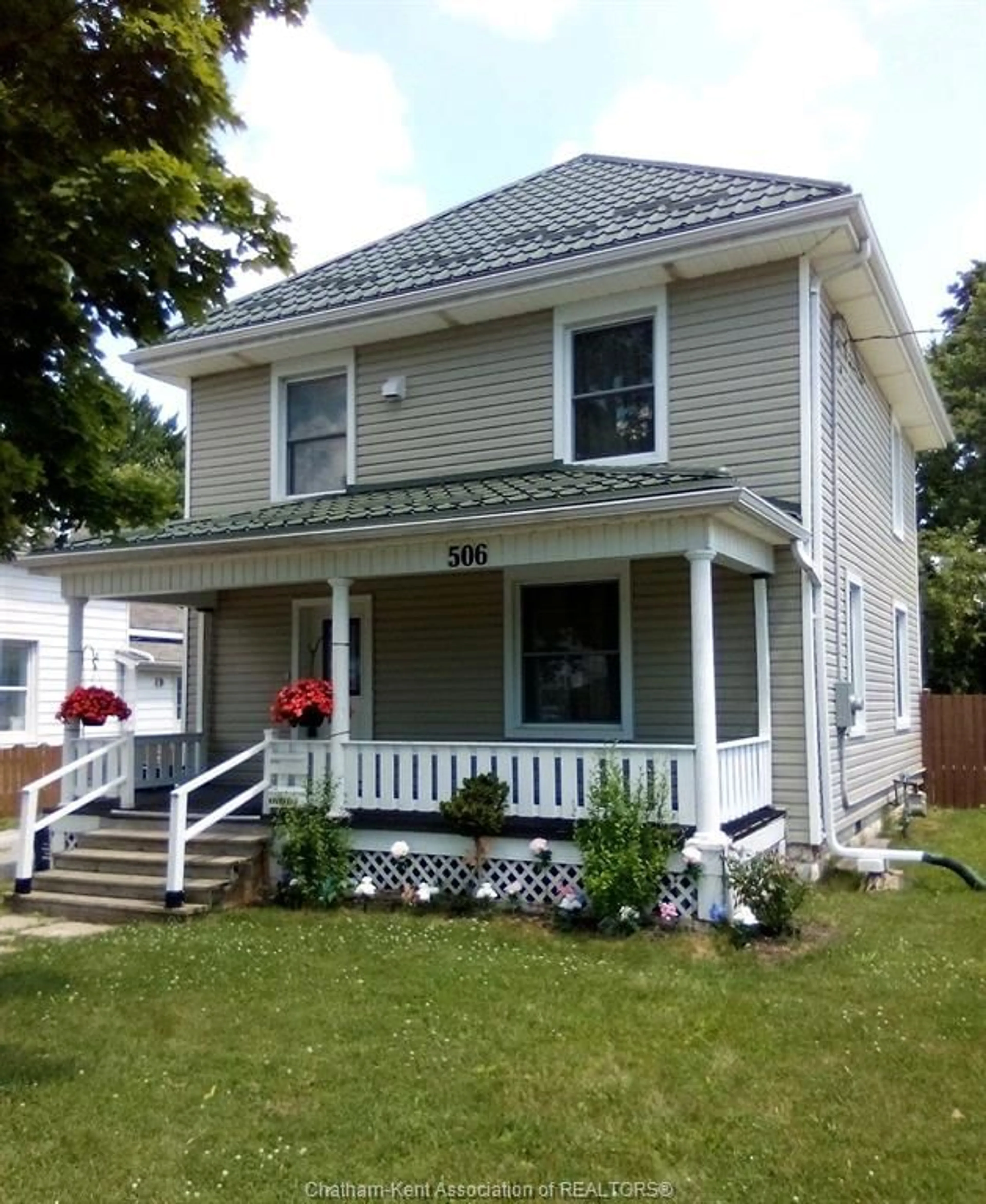 Home with vinyl exterior material, street for 506 Nelson St, Wallaceburg Ontario N8A 4H1