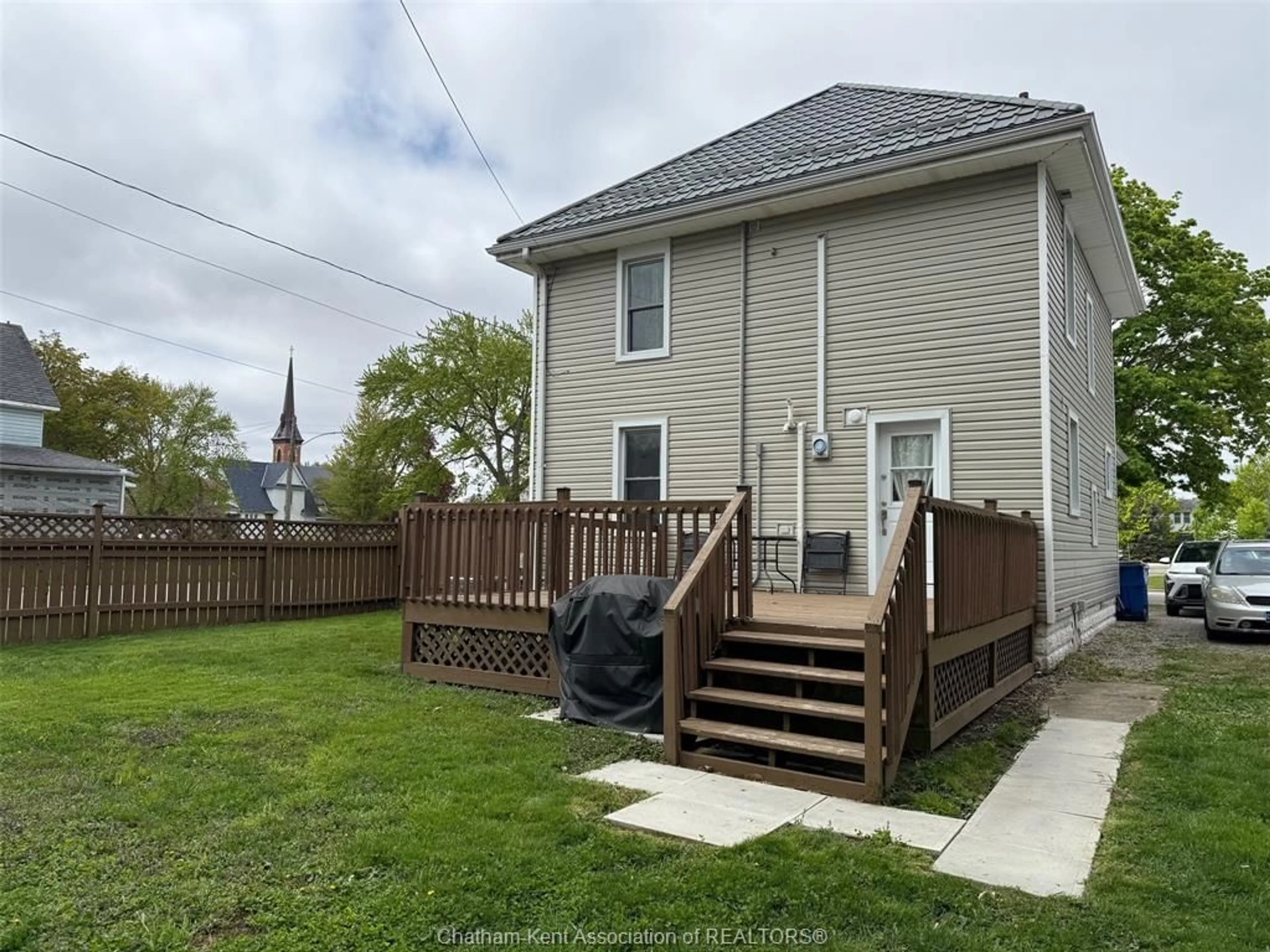 A pic from outside/outdoor area/front of a property/back of a property/a pic from drone, street for 506 Nelson St, Wallaceburg Ontario N8A 4H1