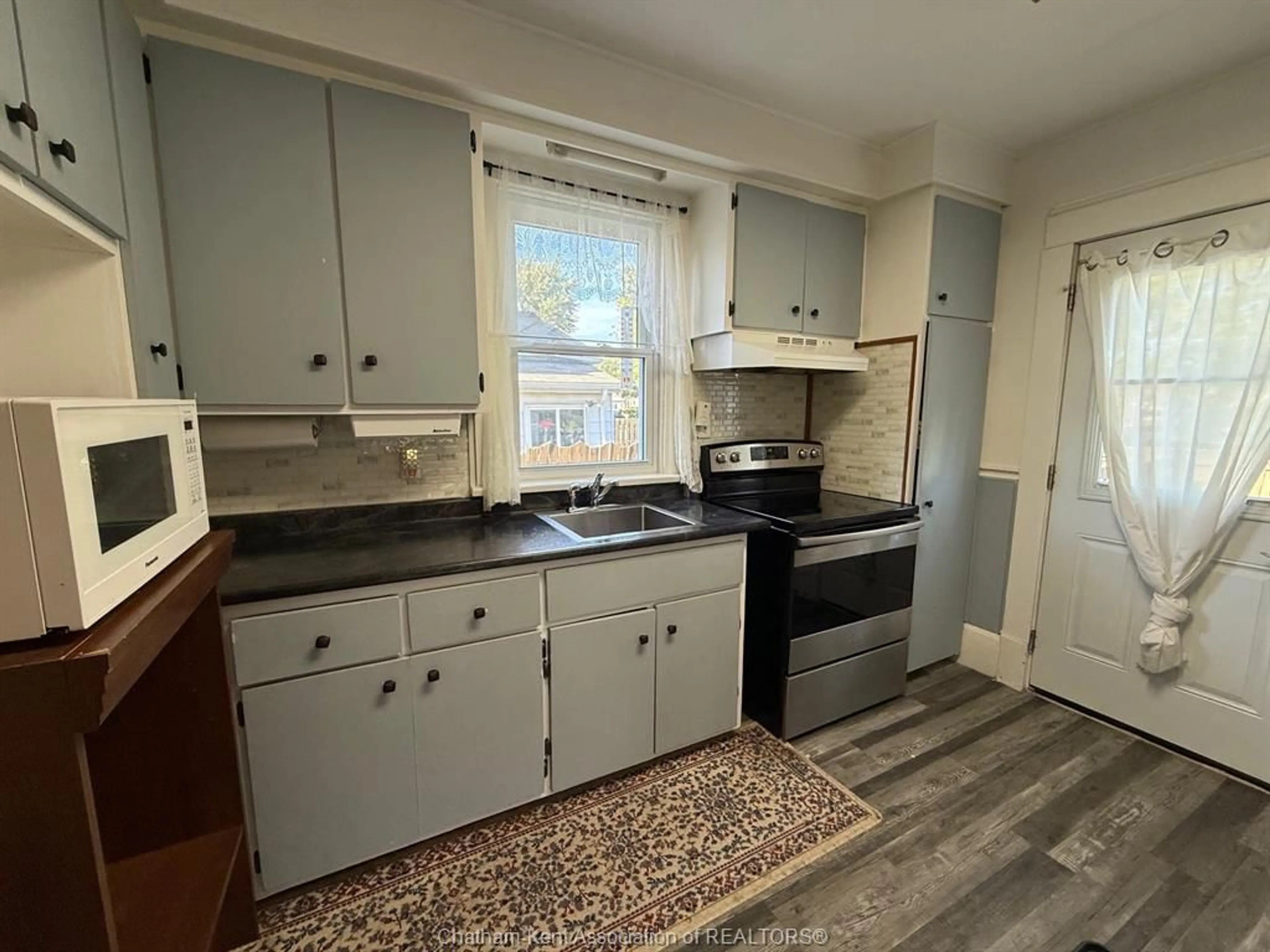 Standard kitchen, unknown for 506 Nelson St, Wallaceburg Ontario N8A 4H1