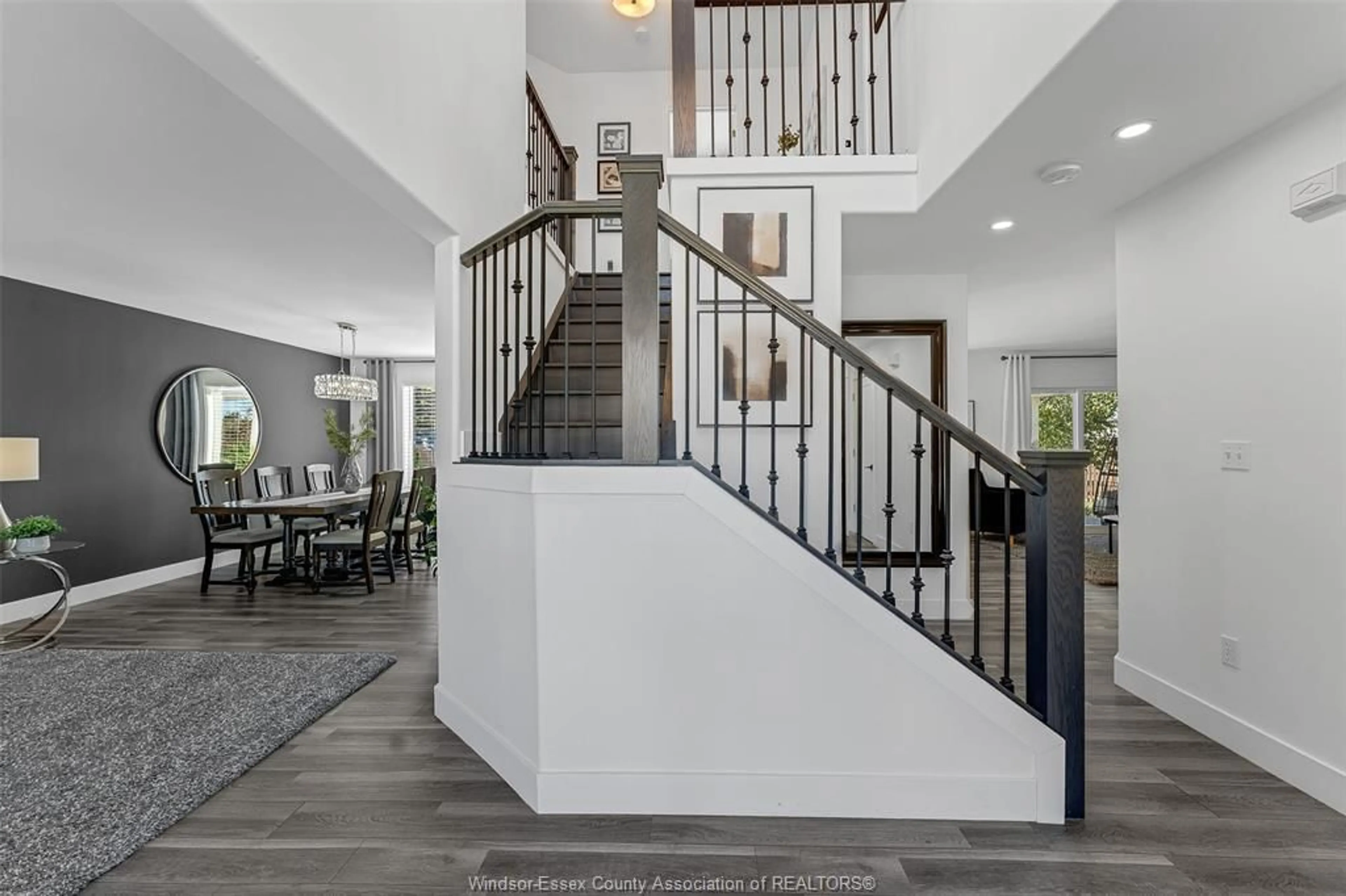 Indoor foyer for 180 OAK DR, Essex Ontario N8M 3C6