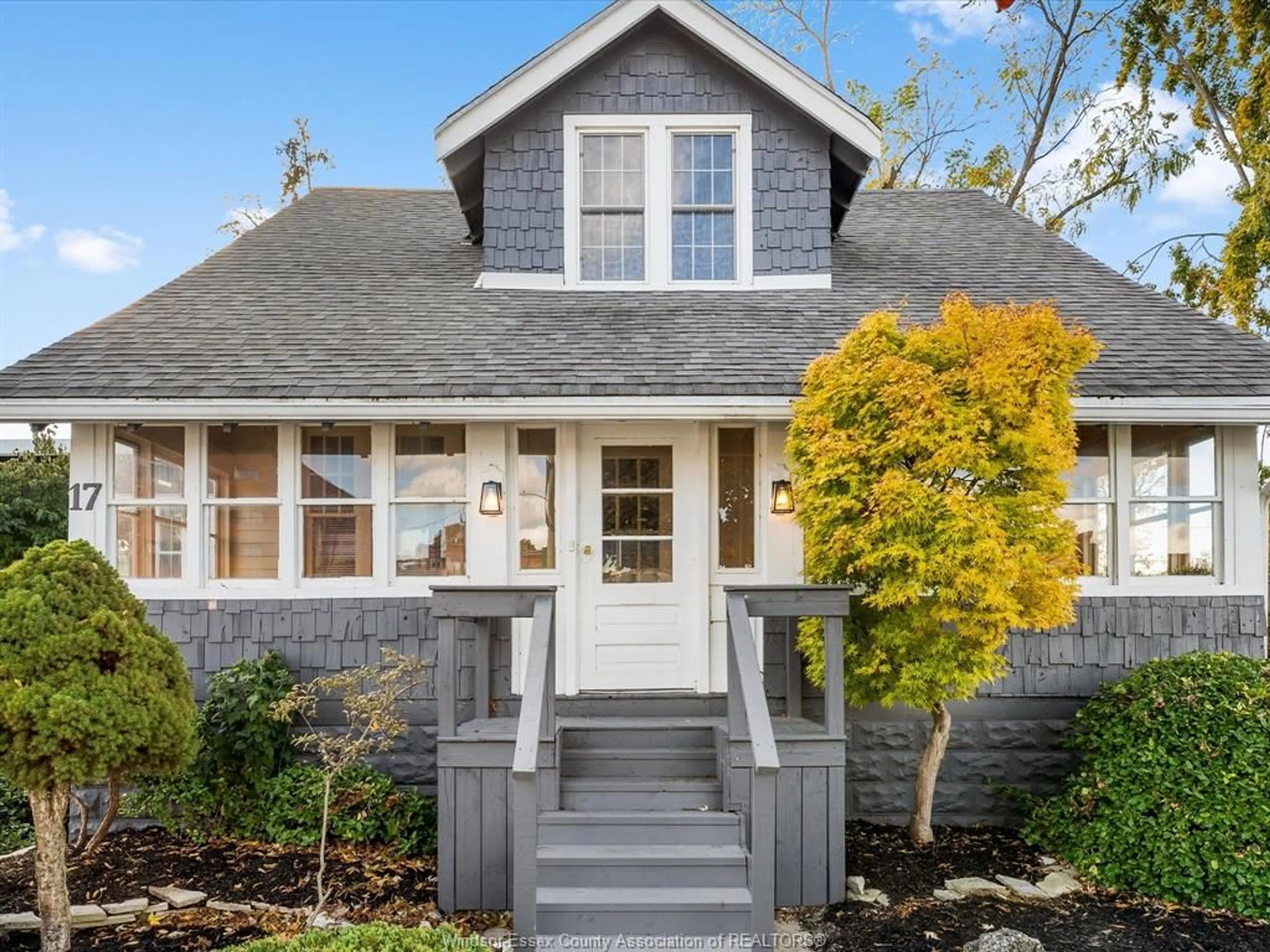 Home with vinyl exterior material, street for 17 Pearl Street West, Kingsville Ontario N9Y 1V3