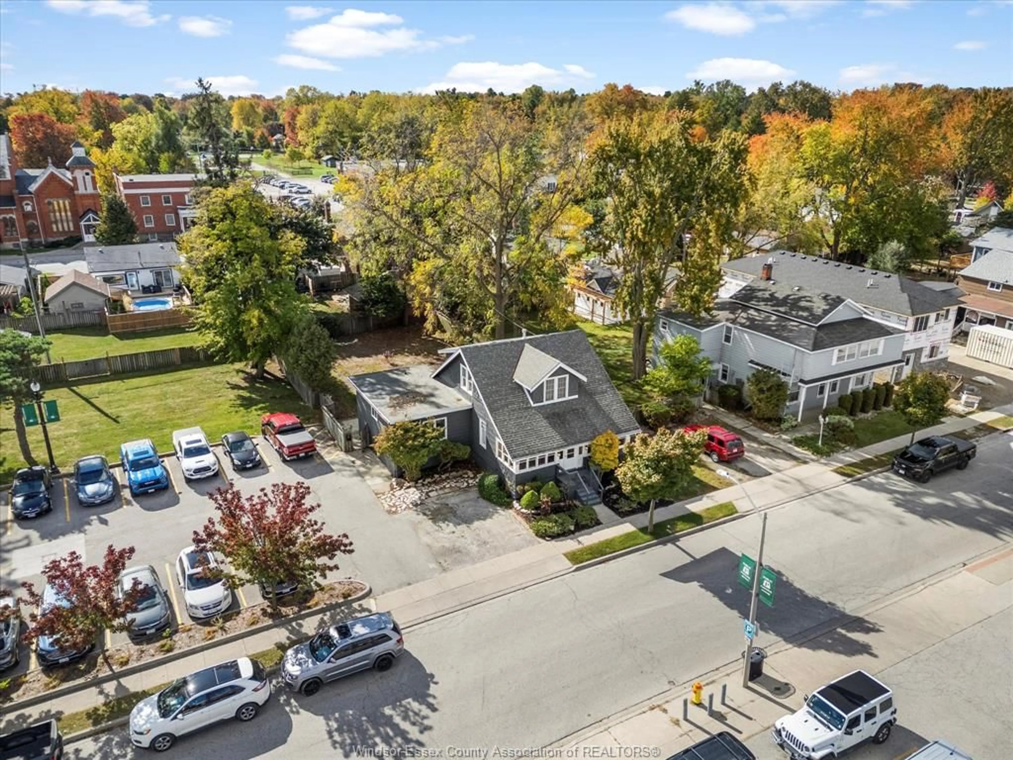 A pic from outside/outdoor area/front of a property/back of a property/a pic from drone, street for 17 Pearl Street West, Kingsville Ontario N9Y 1V3
