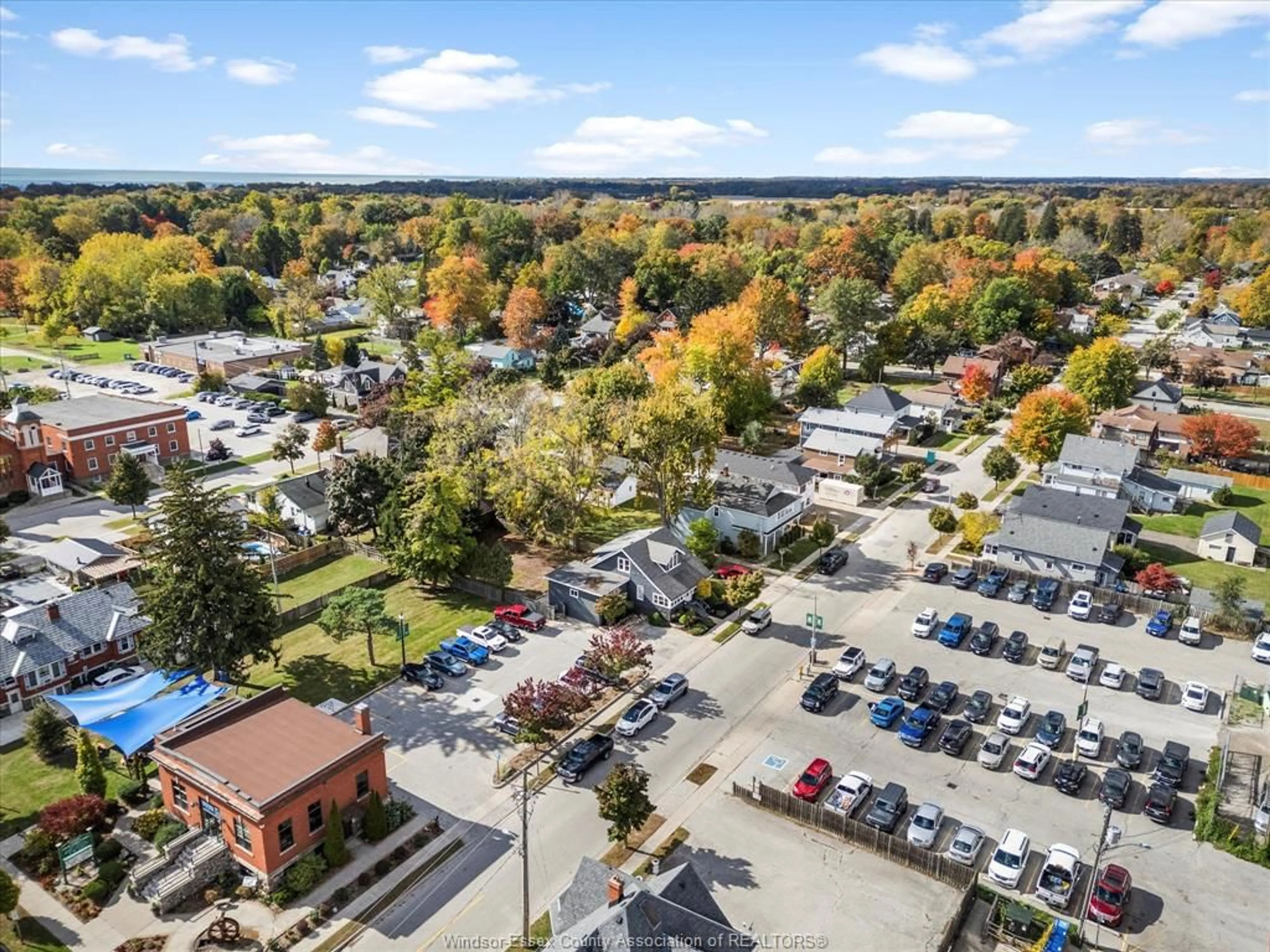 A pic from outside/outdoor area/front of a property/back of a property/a pic from drone, mountain view for 17 Pearl Street West, Kingsville Ontario N9Y 1V3