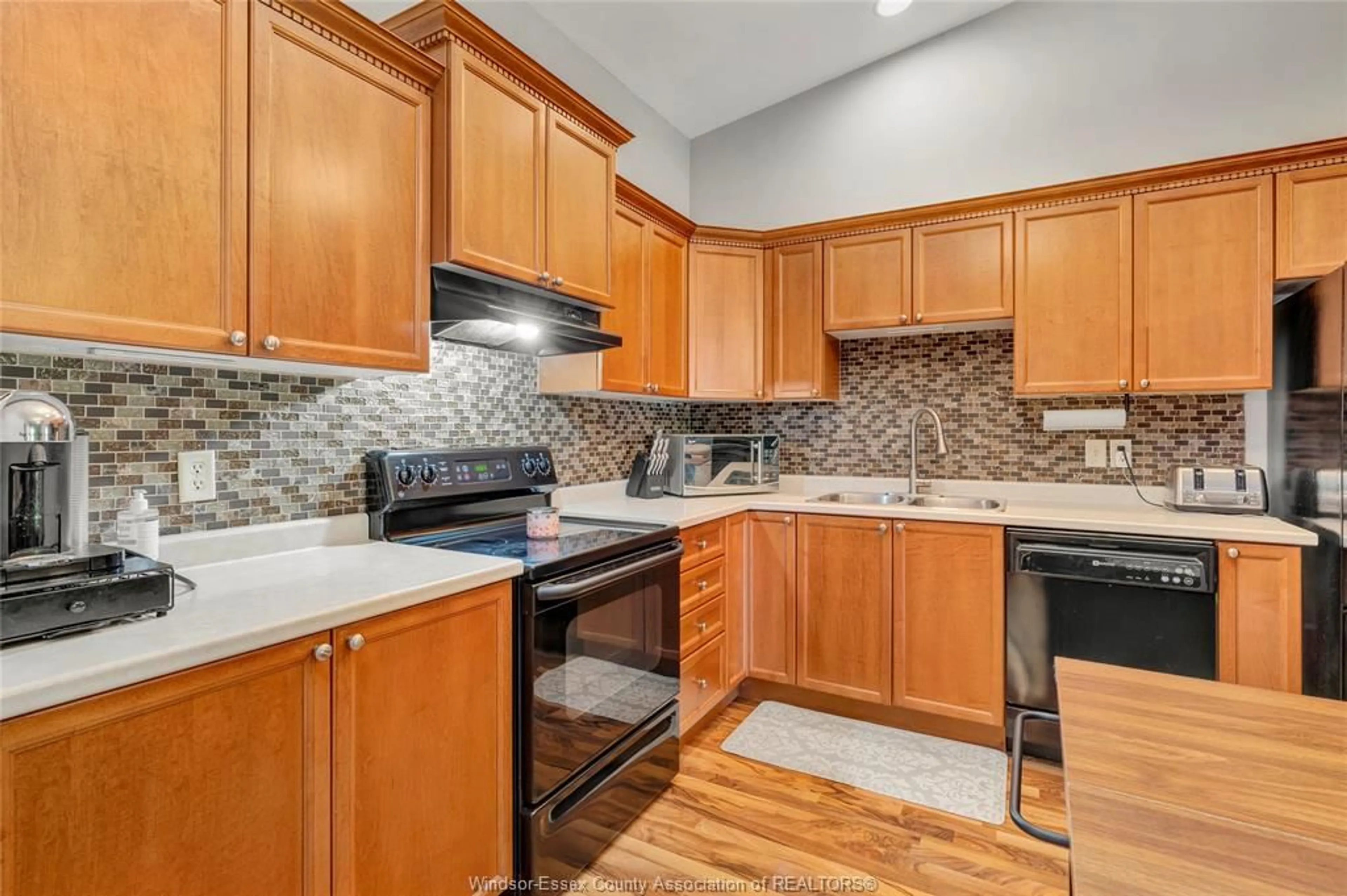 Standard kitchen, unknown for 42 GOLFVIEW, Kingsville Ontario N9Y 4E3