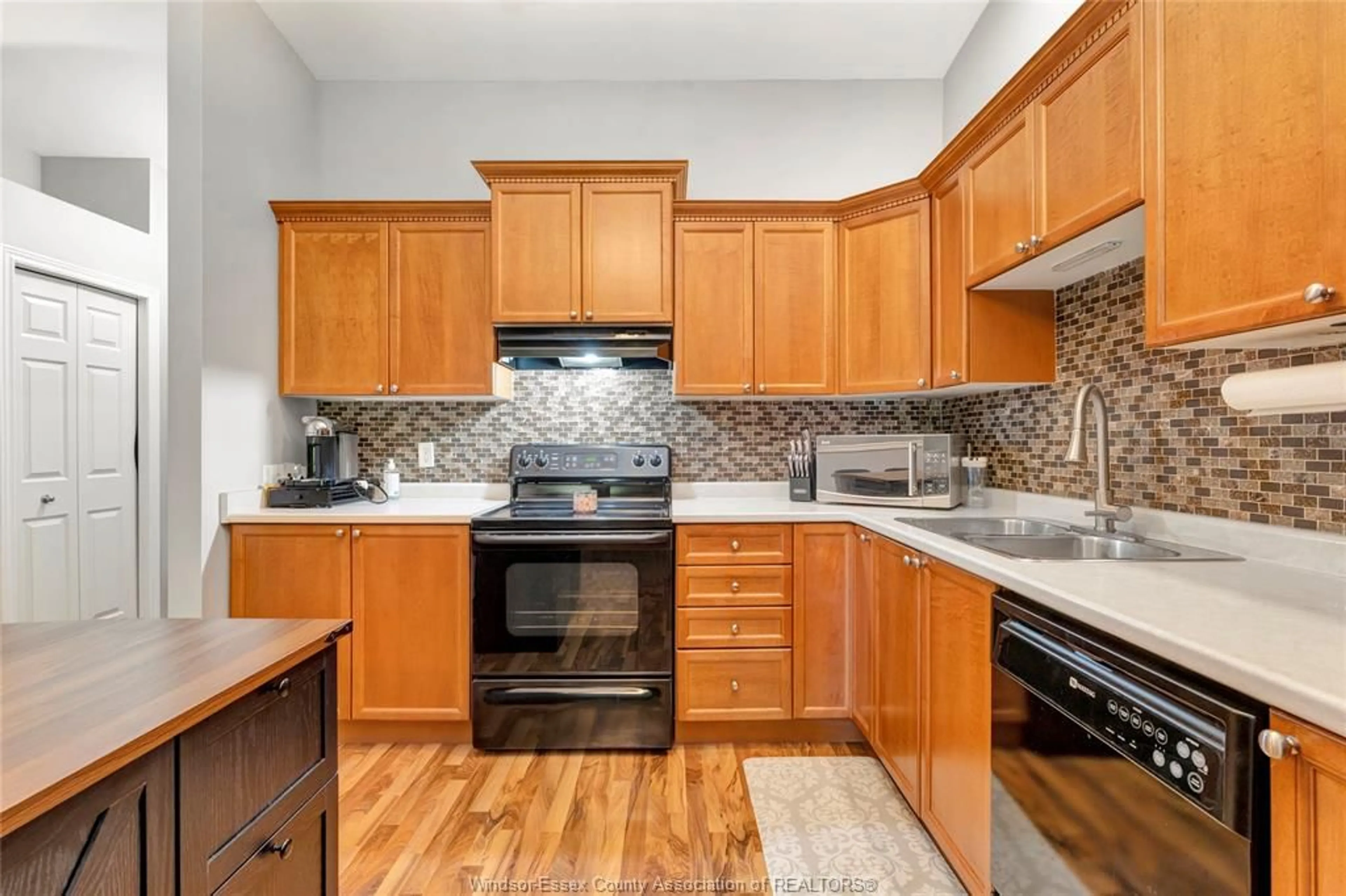 Standard kitchen, unknown for 42 GOLFVIEW, Kingsville Ontario N9Y 4E3