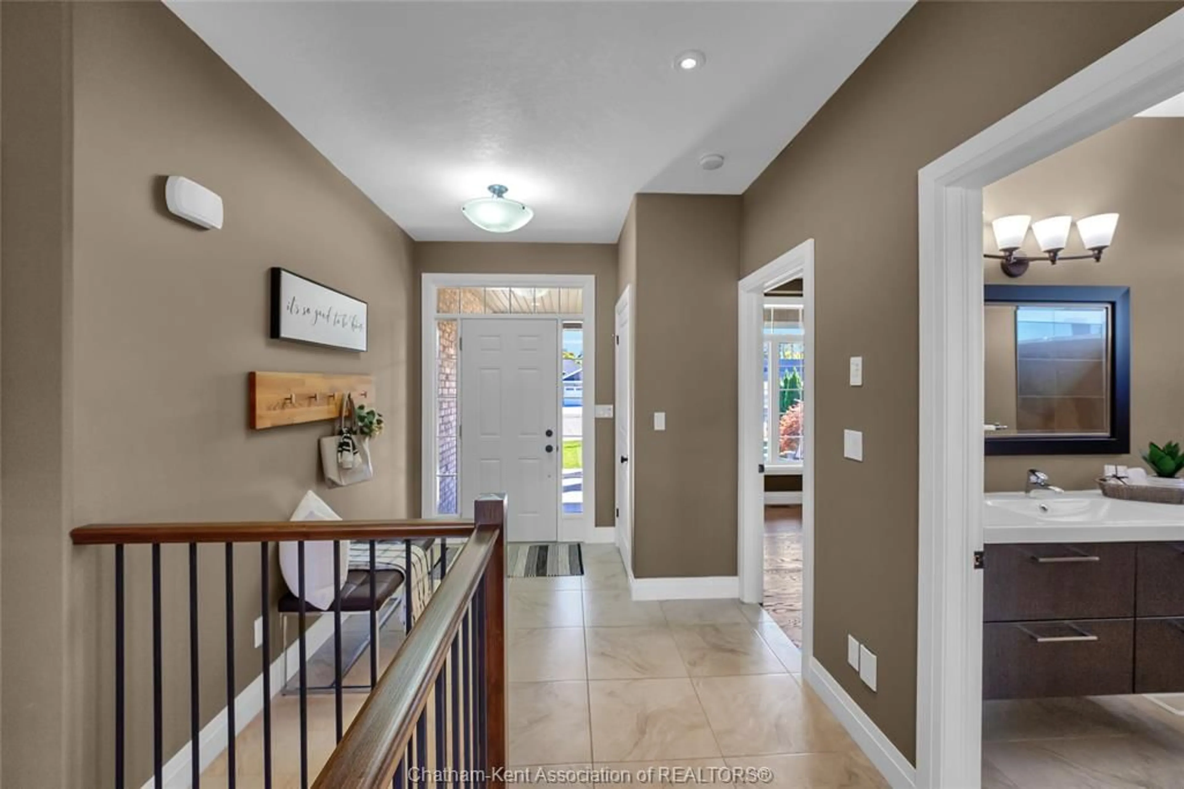 Indoor entryway for 67 Birchwood St, Chatham Ontario N7M 0K2