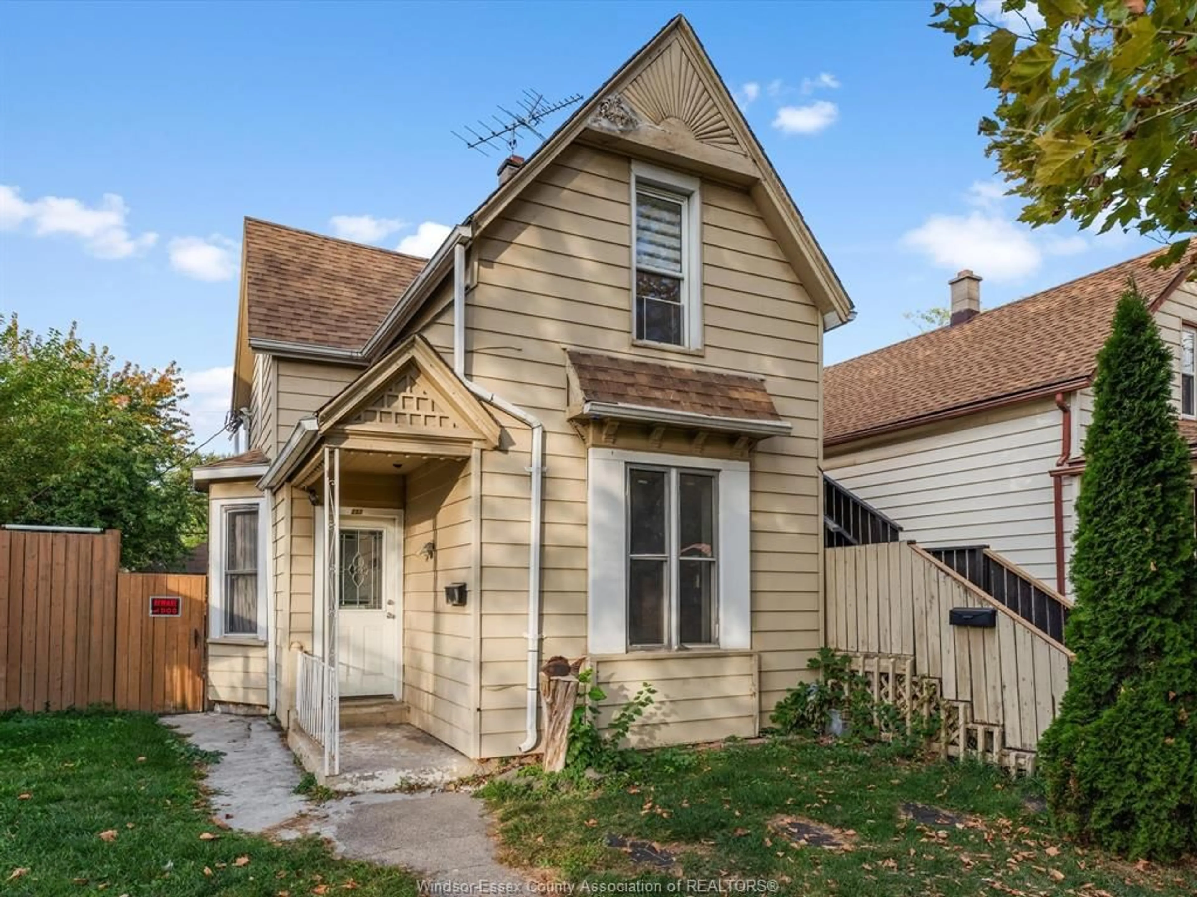 Home with vinyl exterior material, street for 253 CURRY Ave, Windsor Ontario N9B 2B4