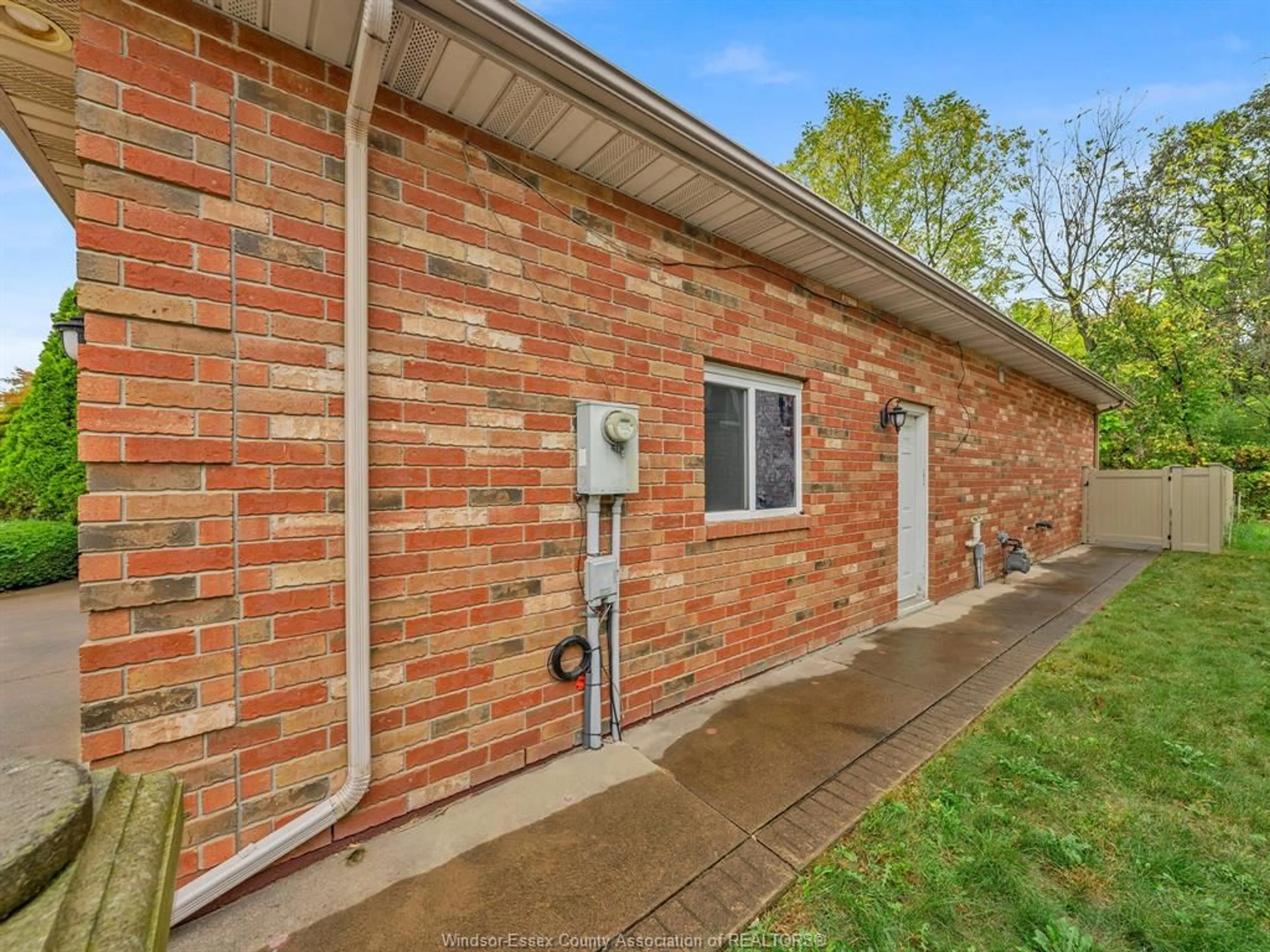 Home with brick exterior material, unknown for 3648 INGLEWOOD Street, Windsor Ontario N9E 4P3