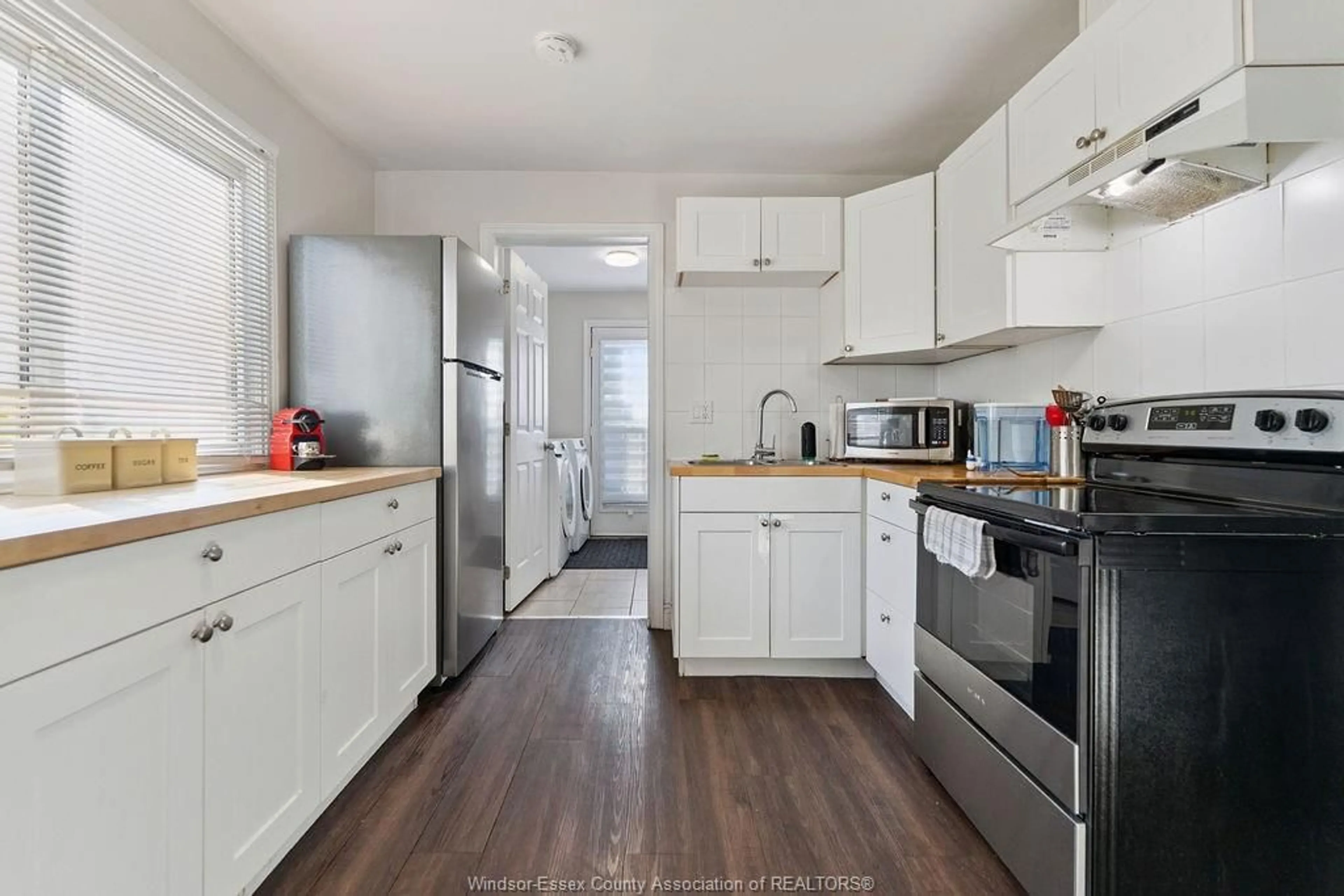 Standard kitchen, wood/laminate floor for 1581 LAING, Windsor Ontario N9B 1N1