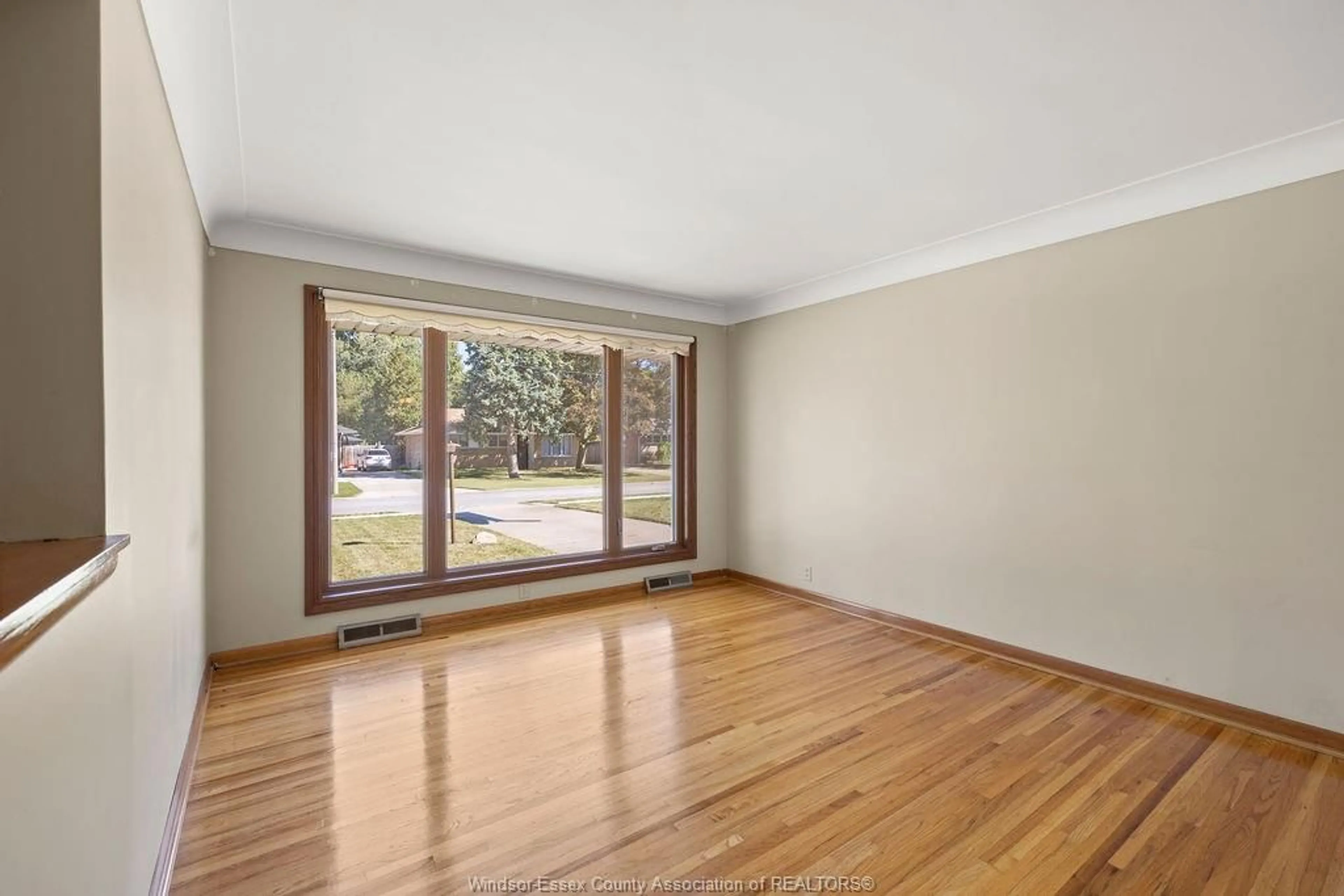 A pic of a room for 3955 MOUNT ROYAL Dr, Windsor Ontario N9G 2B8