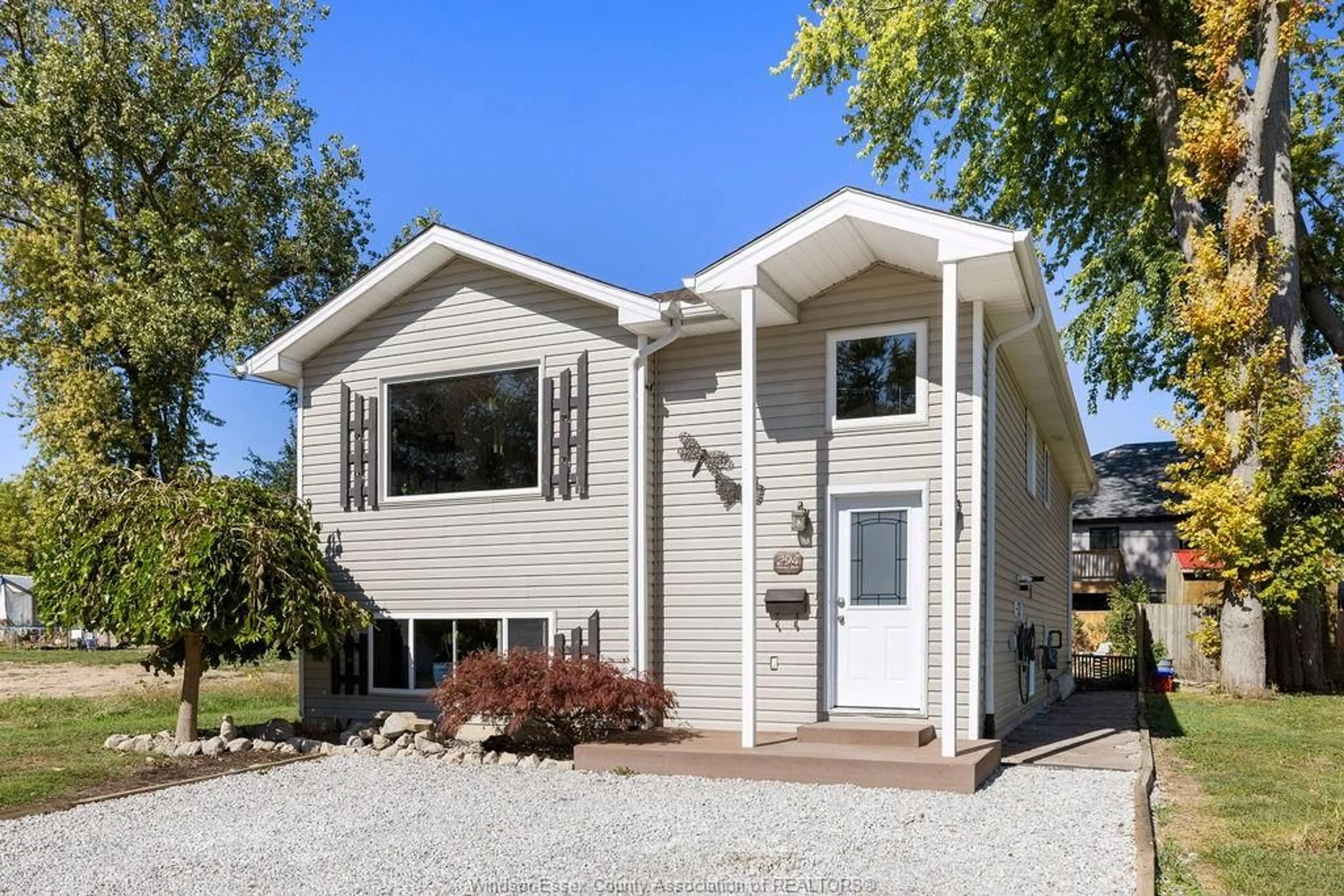Home with vinyl exterior material, street for 294 ERIEVIEW, Kingsville Ontario N9Y 1M4