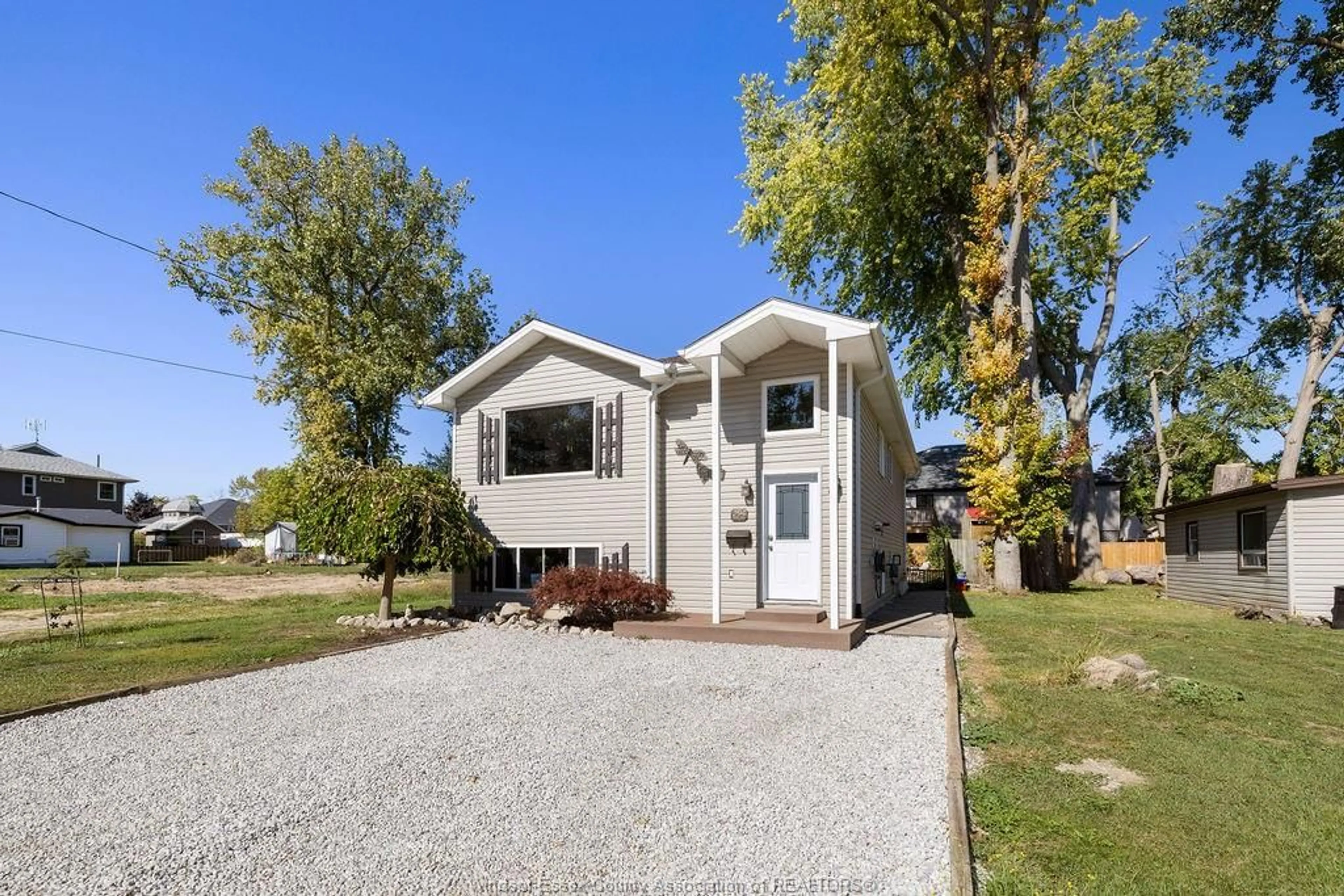 Home with vinyl exterior material, street for 294 ERIEVIEW, Kingsville Ontario N9Y 1M4
