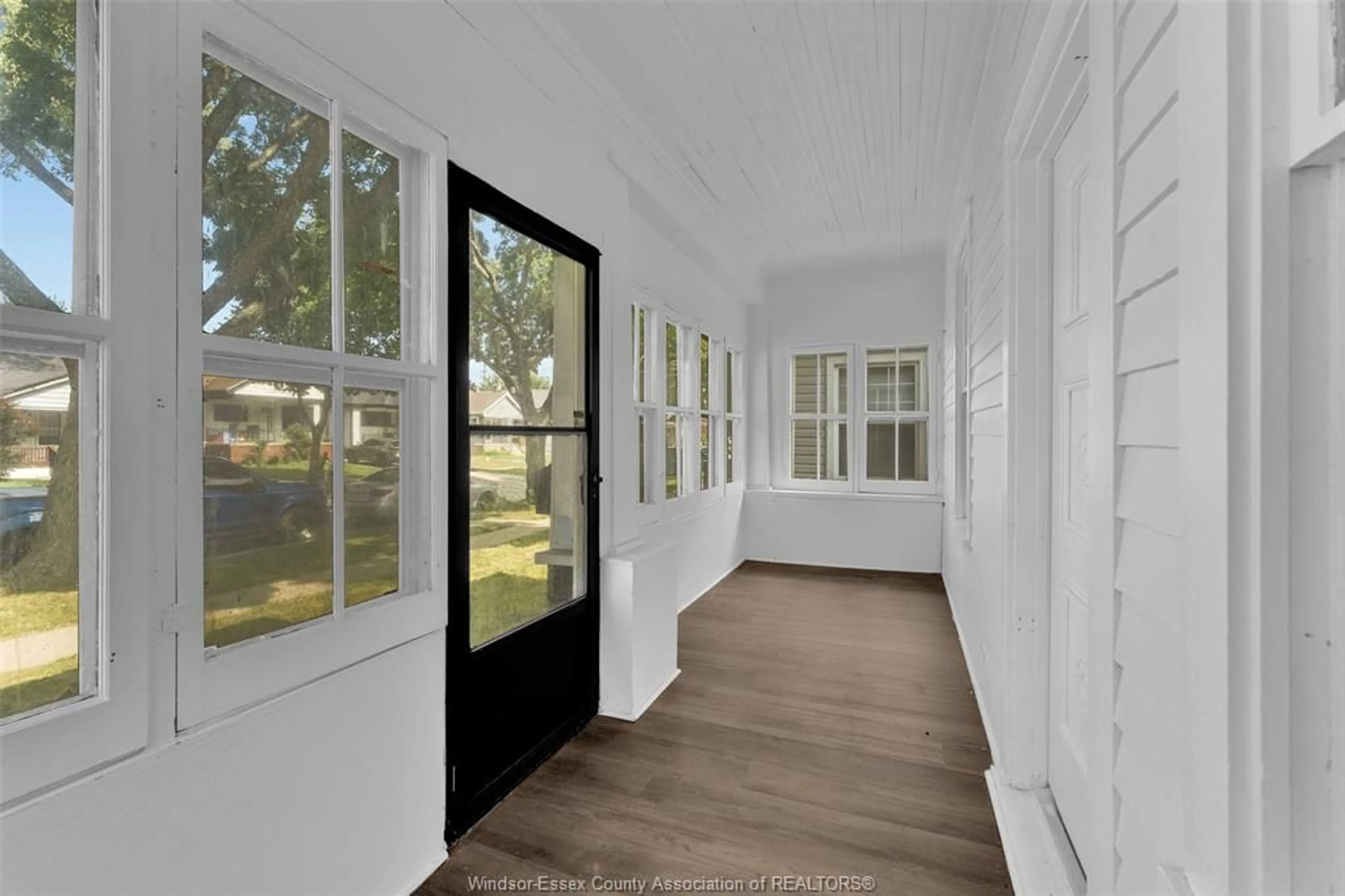 Indoor entryway for 505 MCKAY, Windsor Ontario N9B 1Z7
