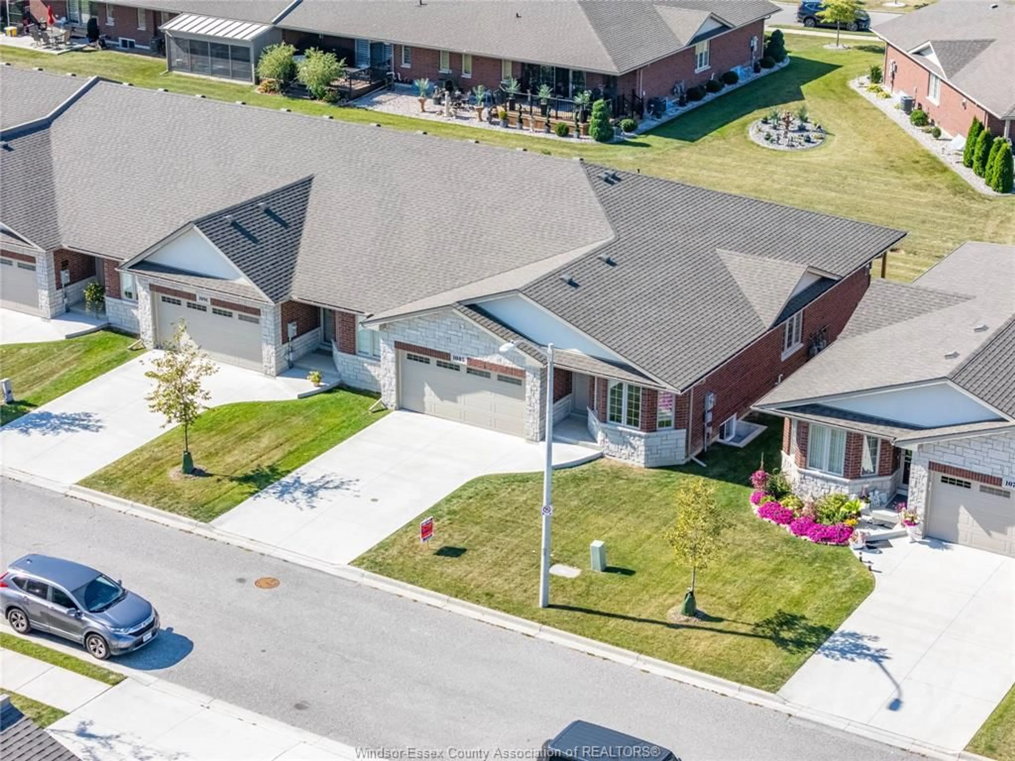A pic from outside/outdoor area/front of a property/back of a property/a pic from drone, street for 1085 COPELAND Ave, Windsor Ontario N8P 1E3