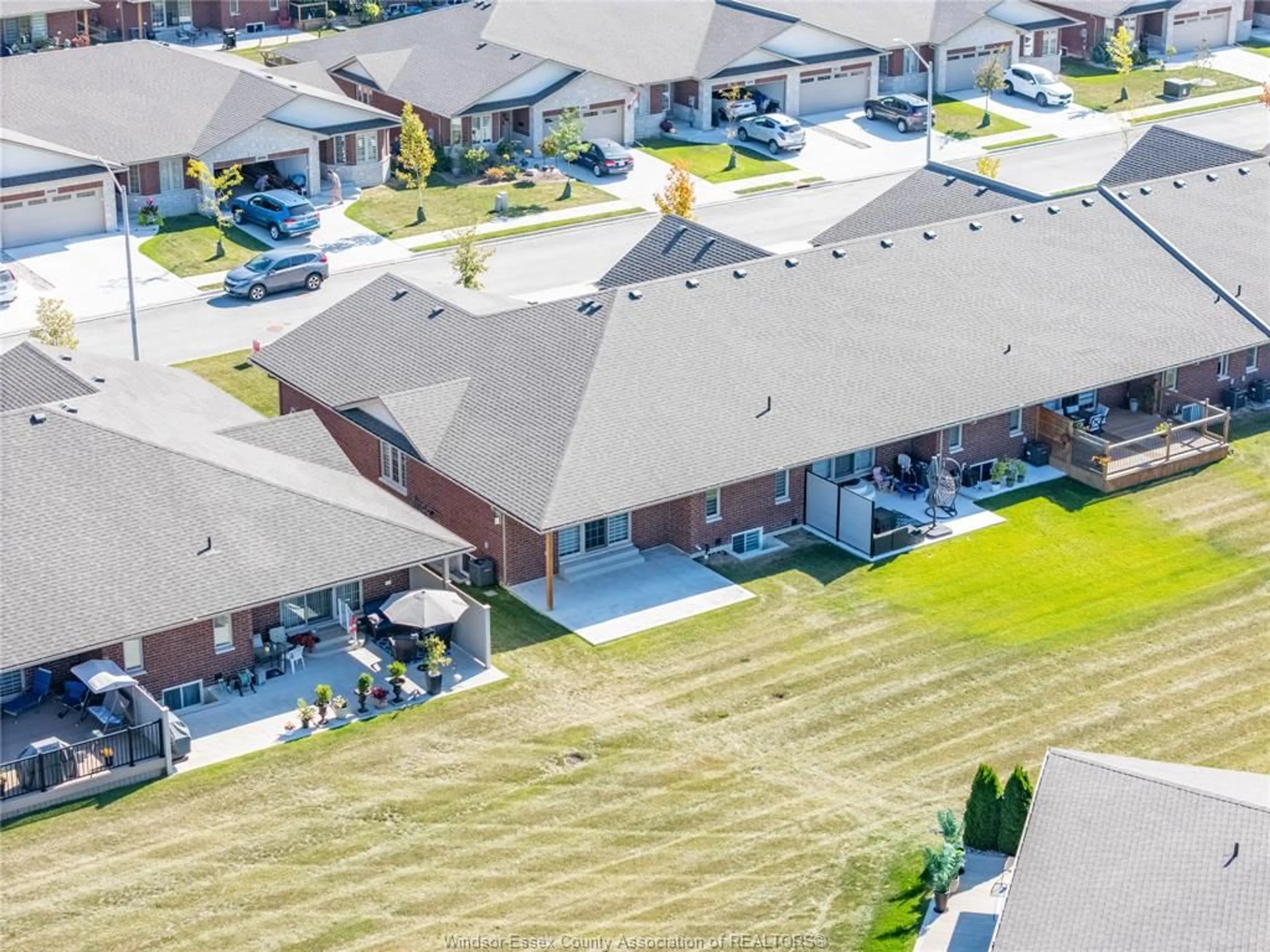A pic from outside/outdoor area/front of a property/back of a property/a pic from drone, street for 1085 COPELAND Ave, Windsor Ontario N8P 1E3