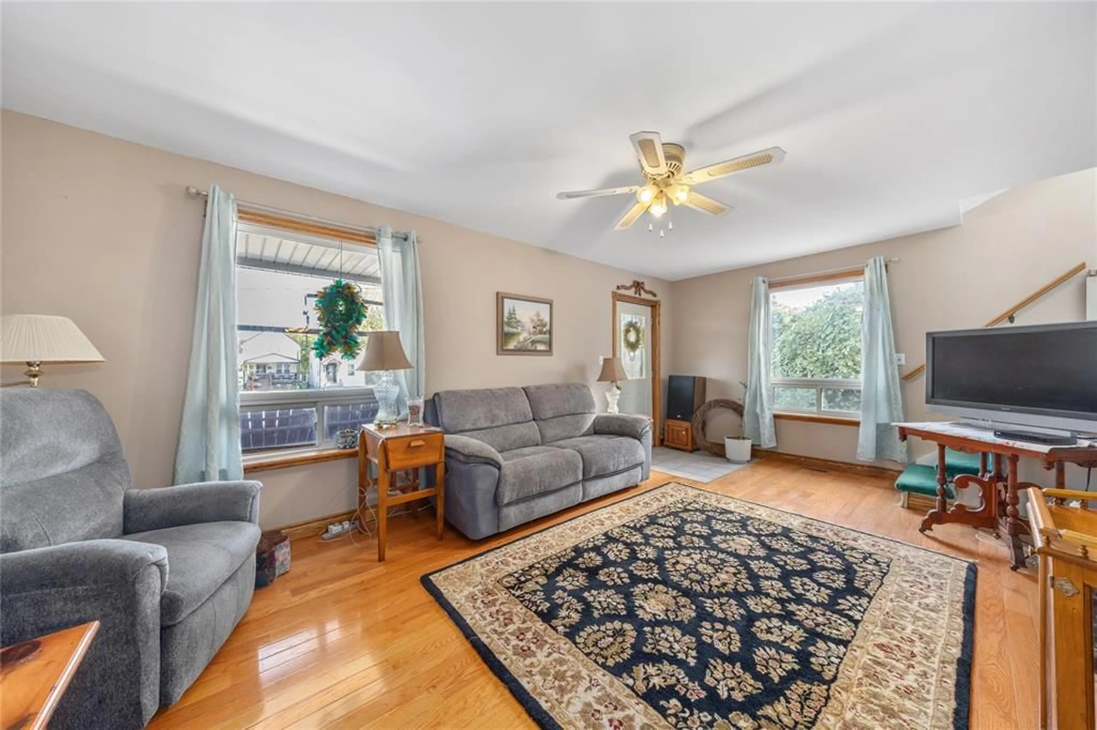 Living room with furniture, unknown for 399 TALFOURD St, Sarnia Ontario N7T 1R4