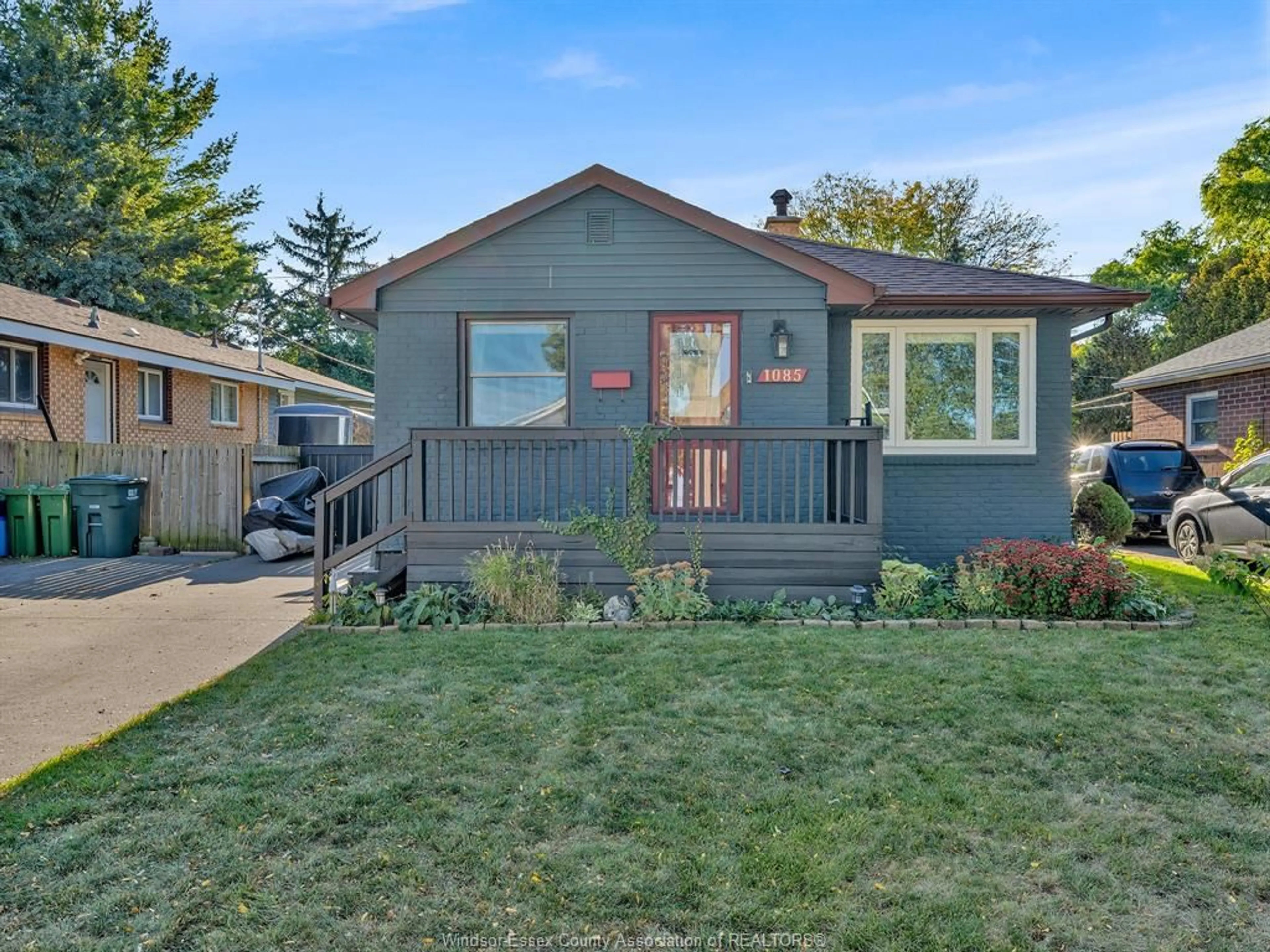 Home with vinyl exterior material, street for 1085 FORD Blvd, Windsor Ontario N8S 2G2