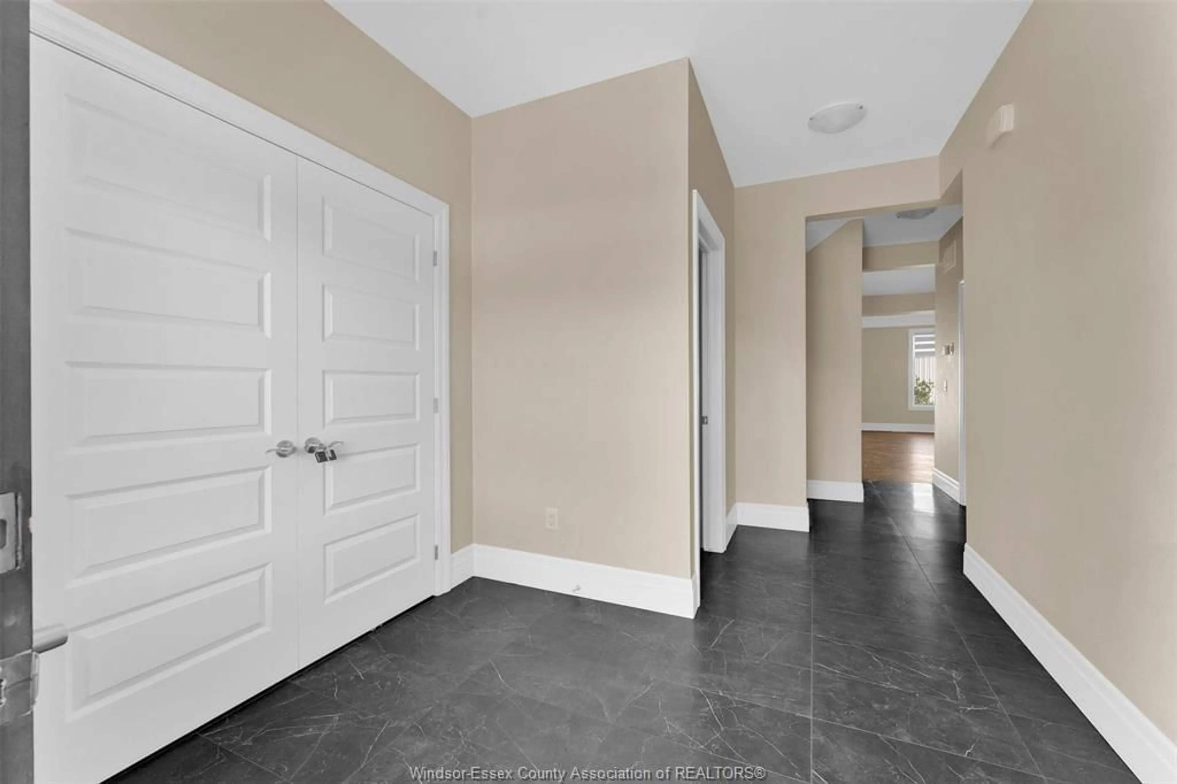 Indoor entryway for 106 LANE St, Essex Ontario N8M 2X6