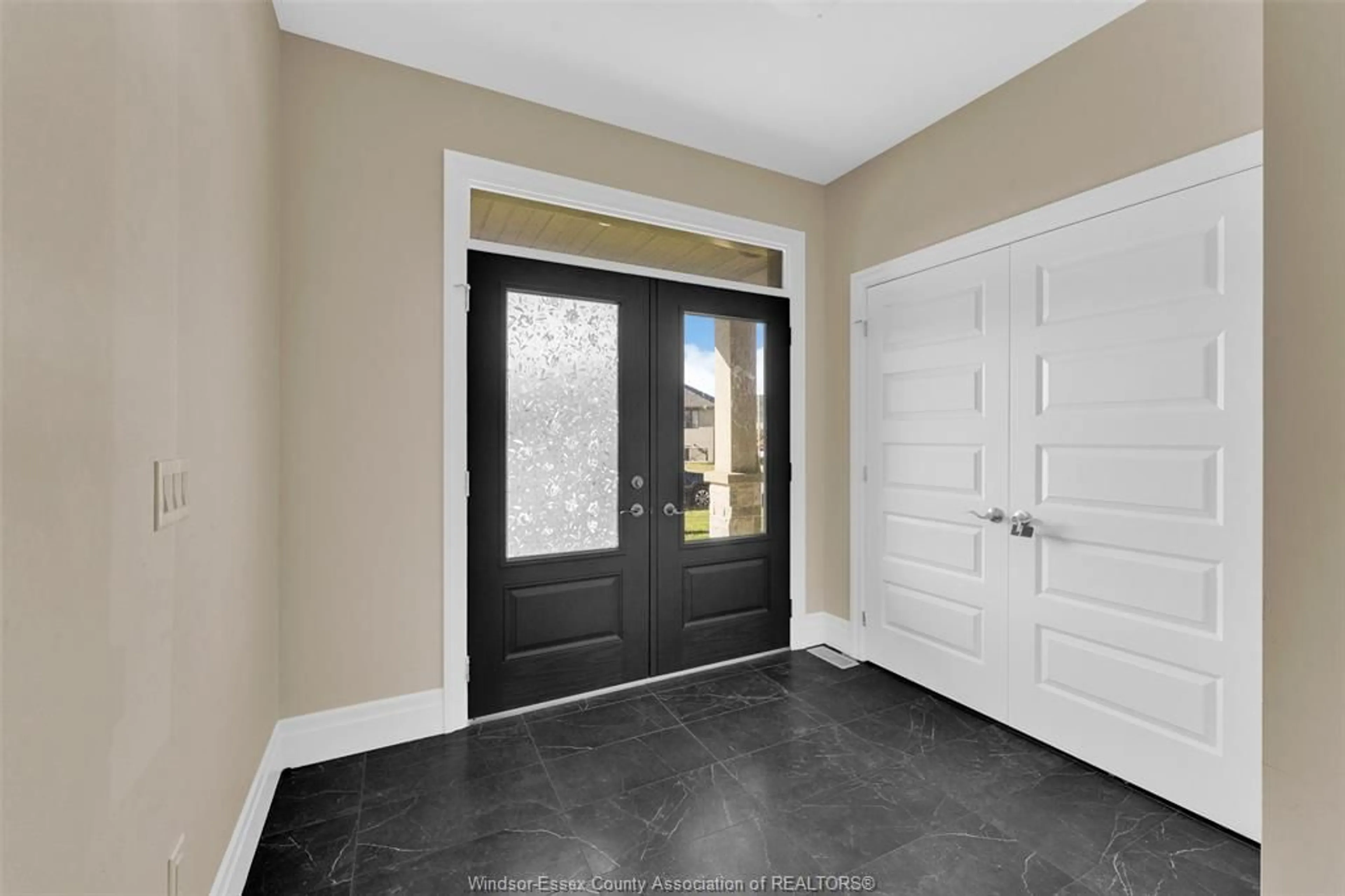 Indoor entryway for 106 LANE St, Essex Ontario N8M 2X6