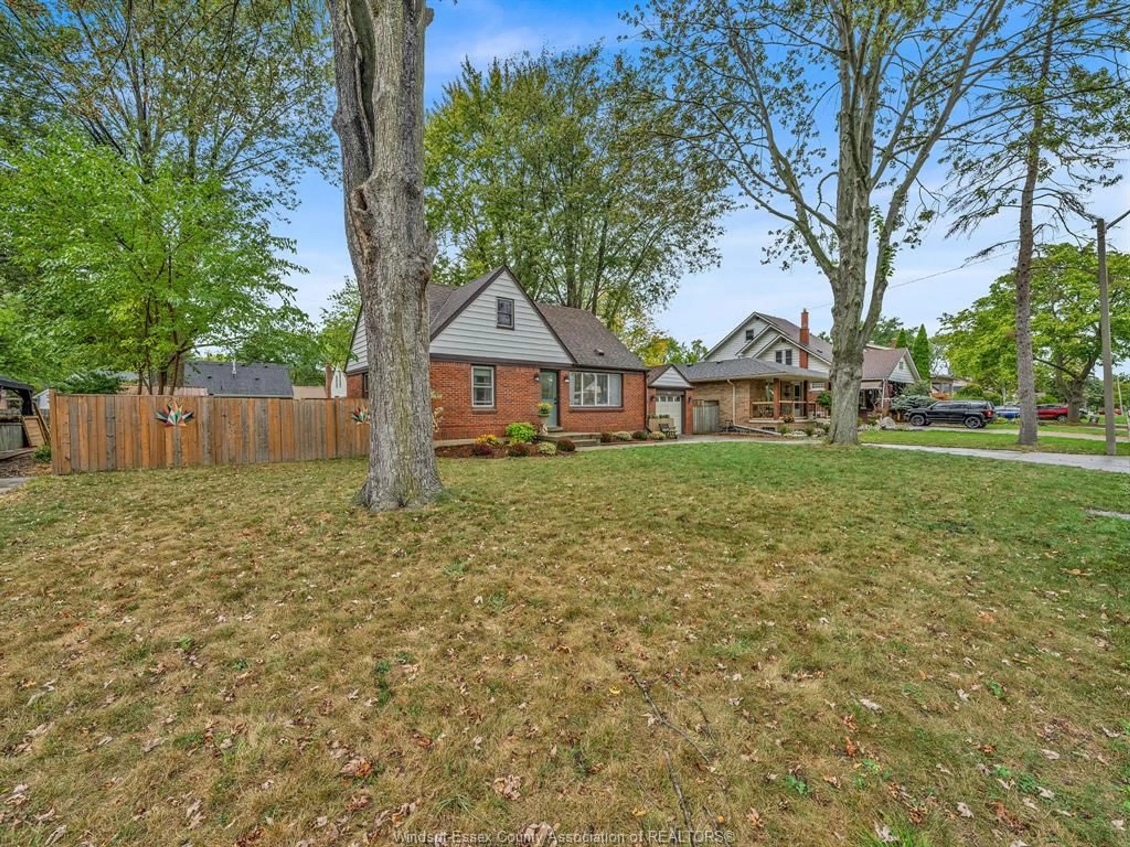 A pic from outside/outdoor area/front of a property/back of a property/a pic from drone, street for 967 EDWARD, Windsor Ontario N8S 2Z7