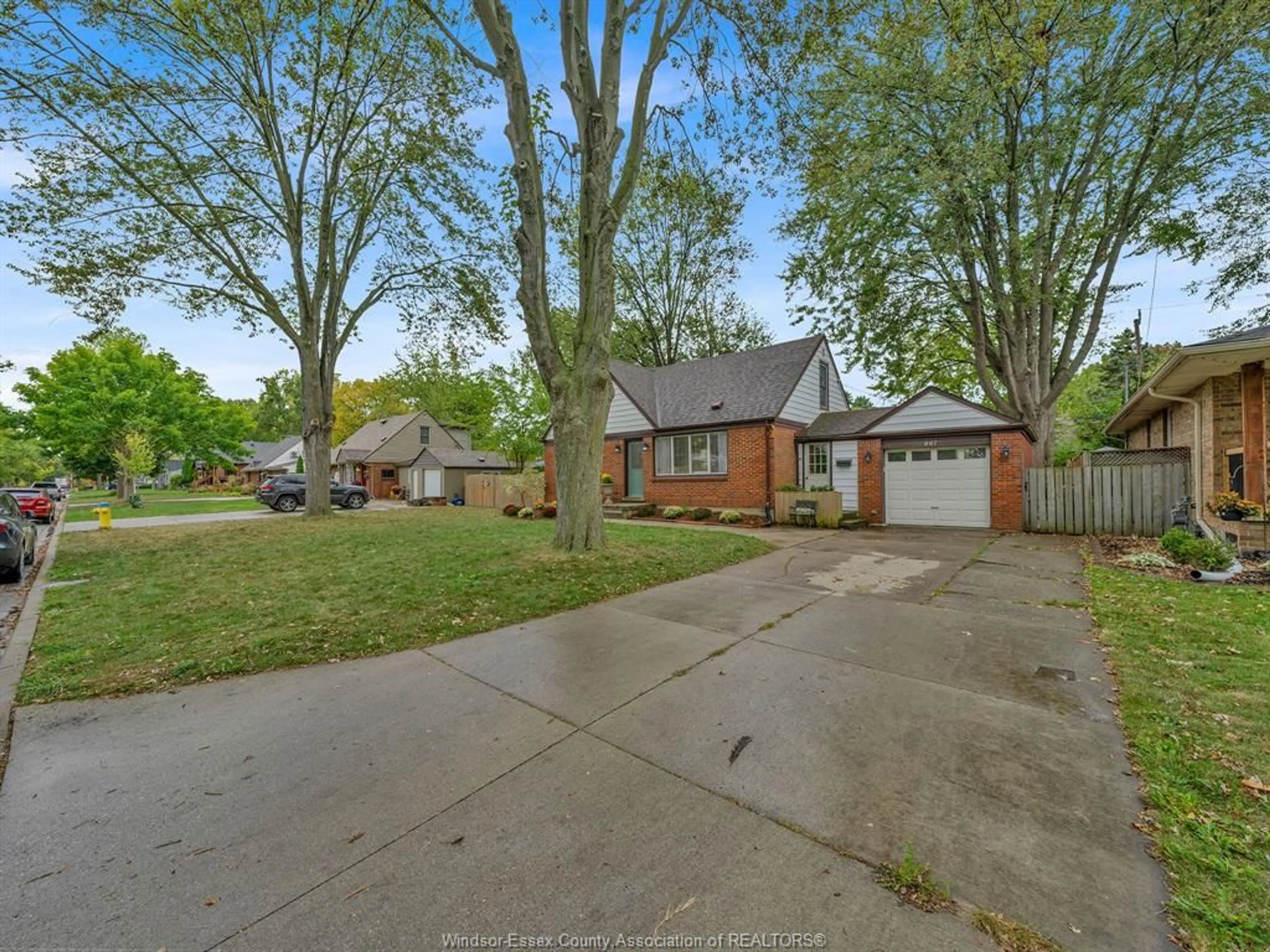 A pic from outside/outdoor area/front of a property/back of a property/a pic from drone, street for 967 EDWARD, Windsor Ontario N8S 2Z7