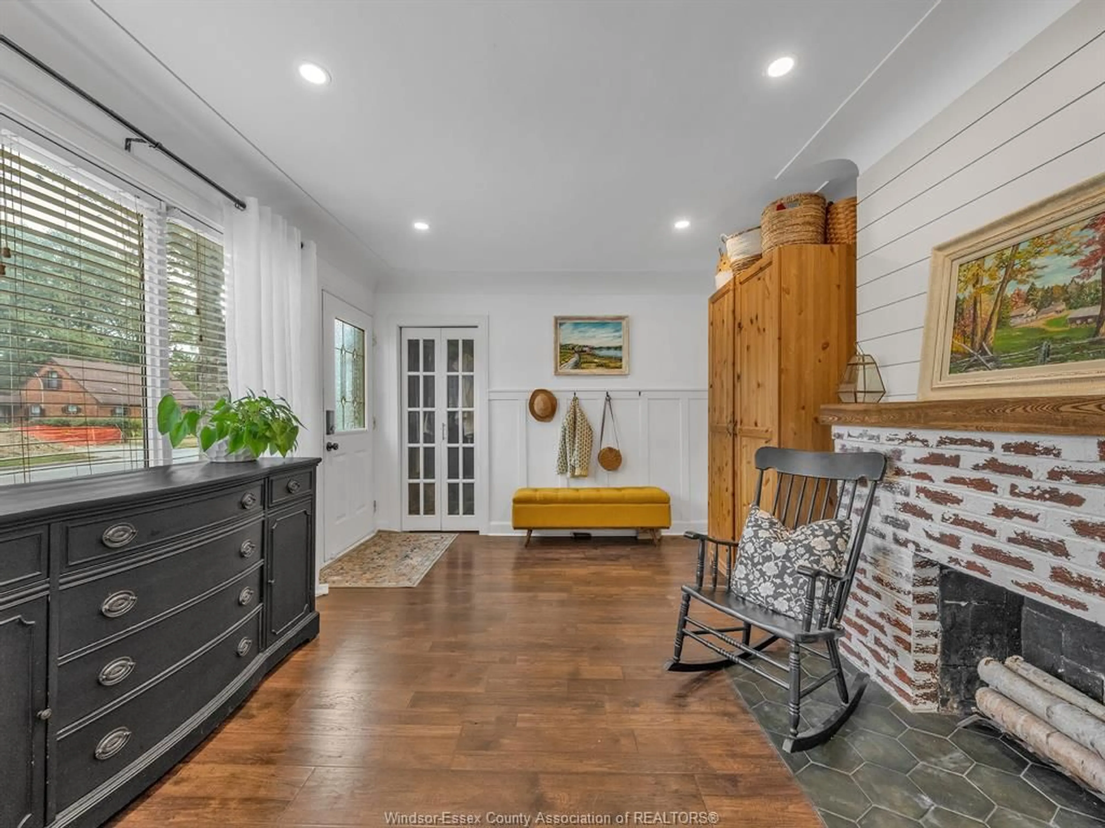 Indoor entryway for 967 EDWARD, Windsor Ontario N8S 2Z7