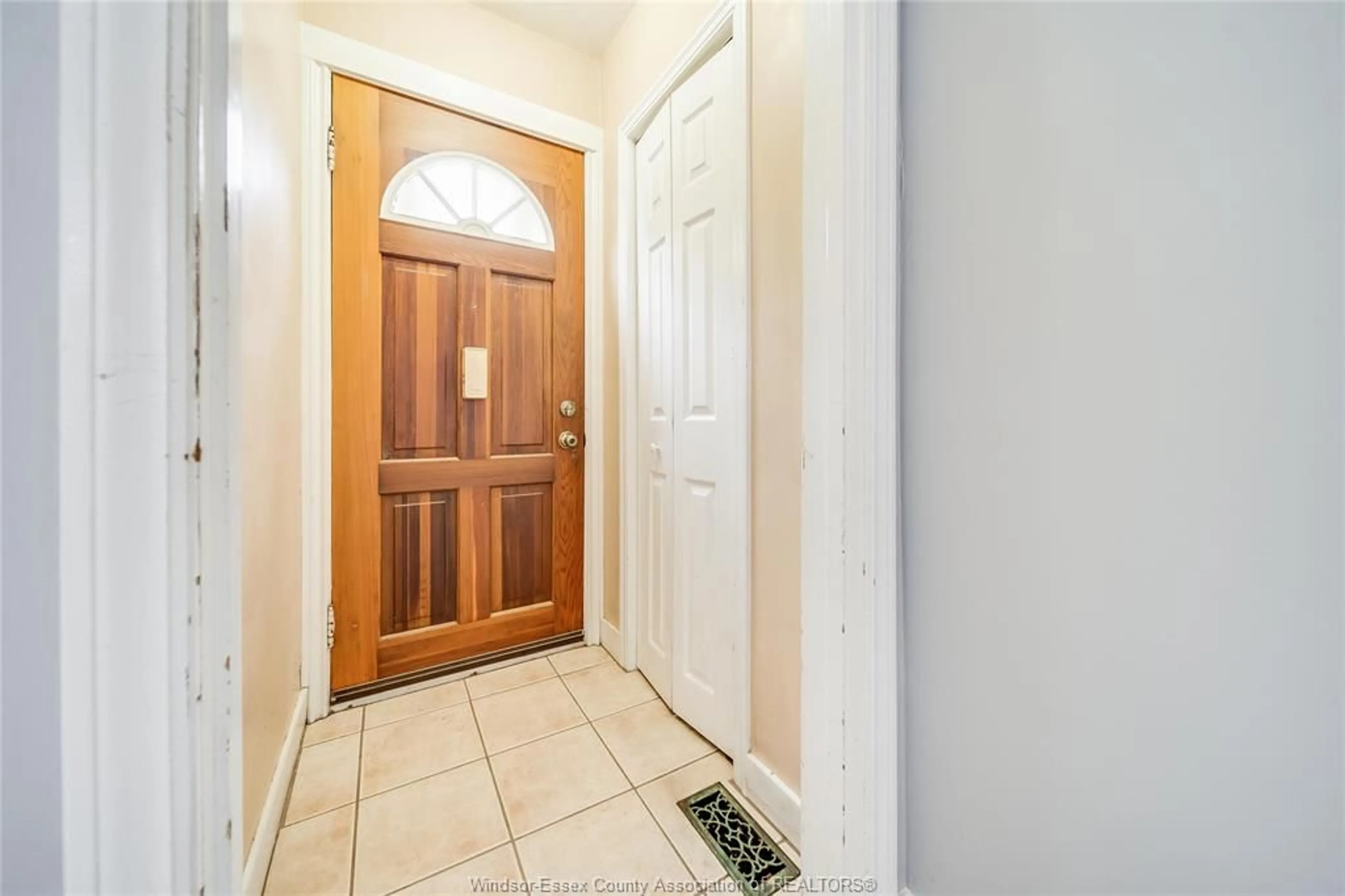 Indoor entryway for 634 ROSEDALE, Windsor Ontario N9C 2N8