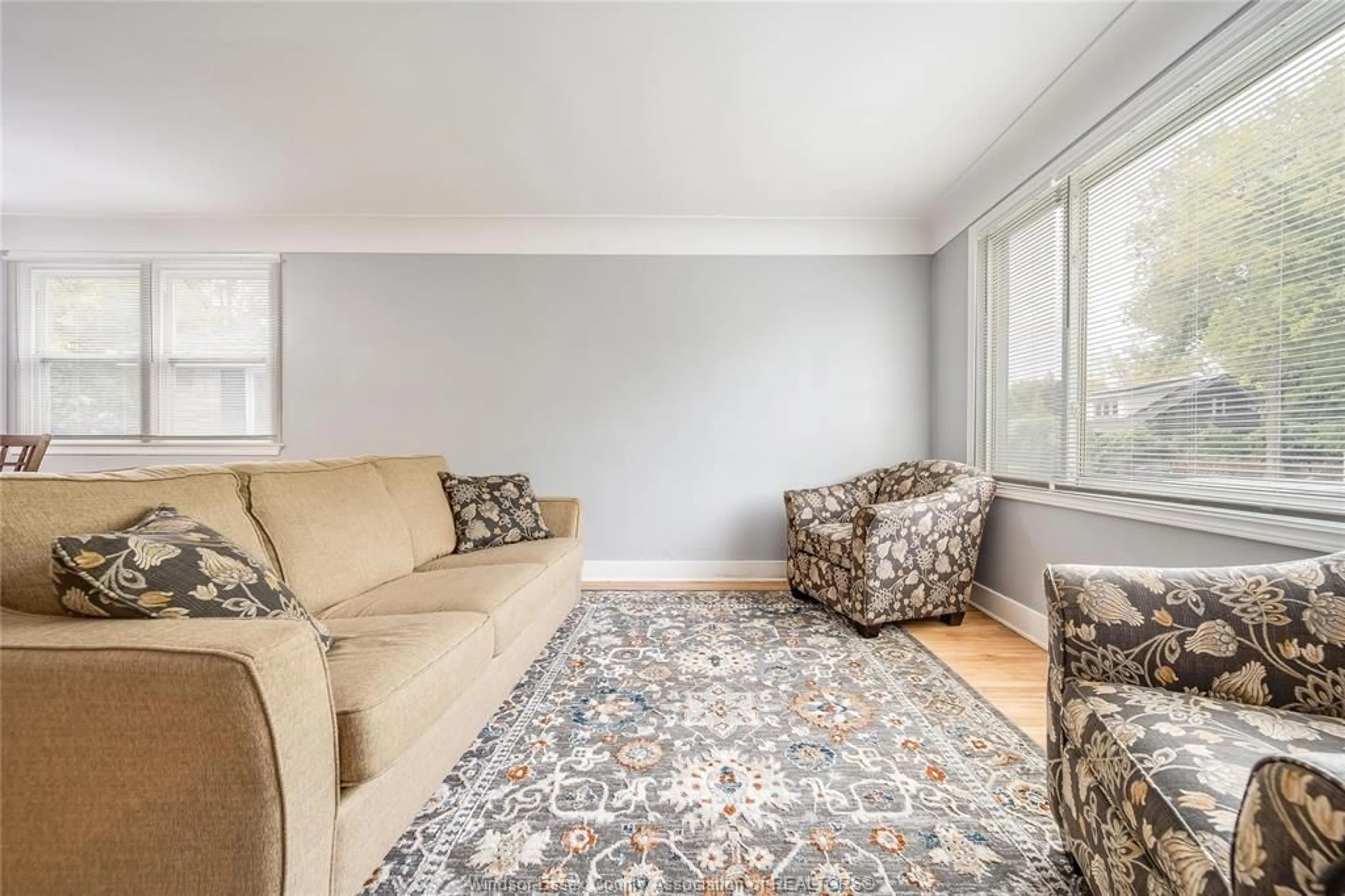 Living room with furniture, carpet floor for 634 ROSEDALE, Windsor Ontario N9C 2N8