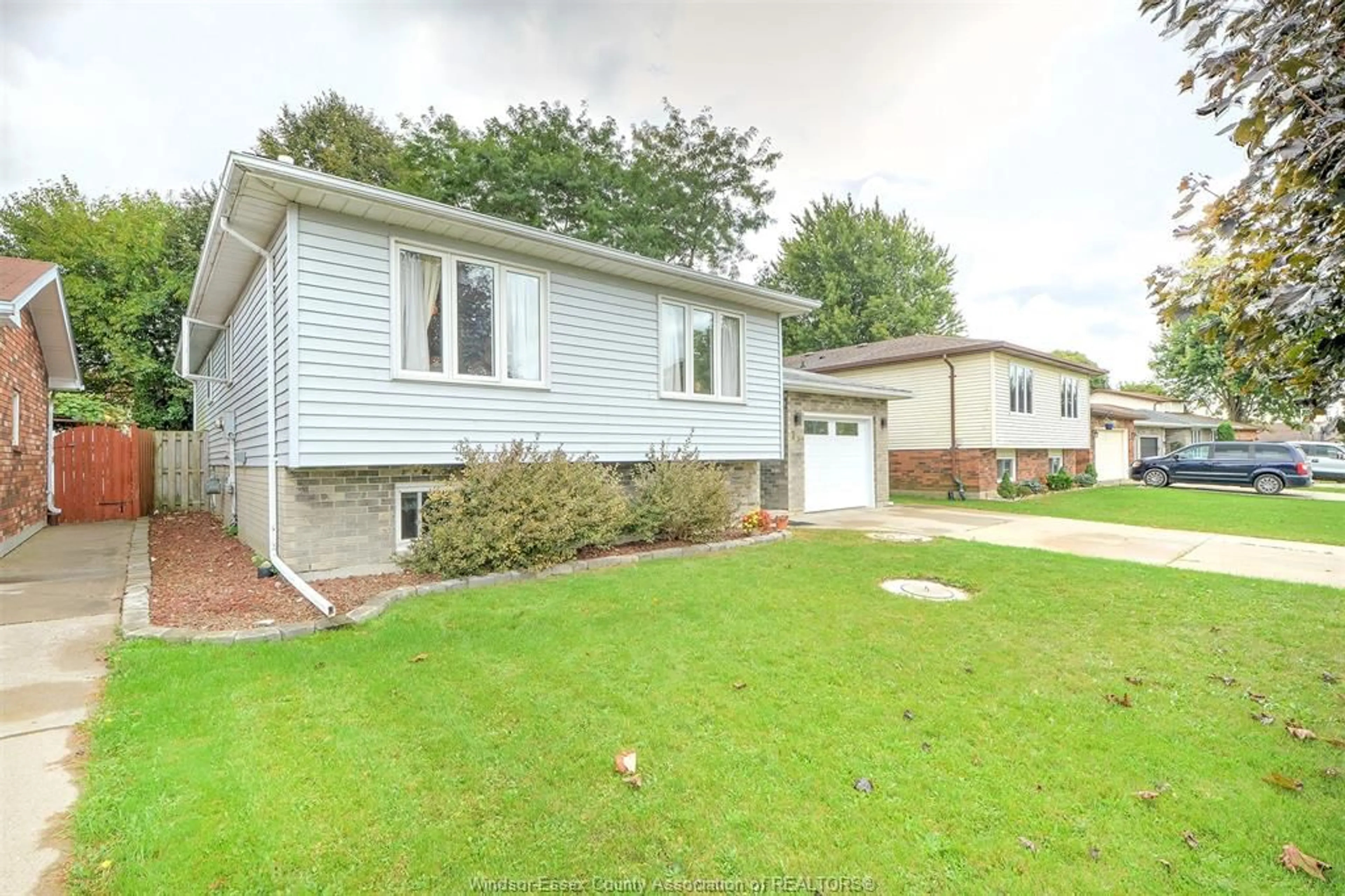 Home with vinyl exterior material, street for 18 RUDGATE LANE, Leamington Ontario N8H 4Z1