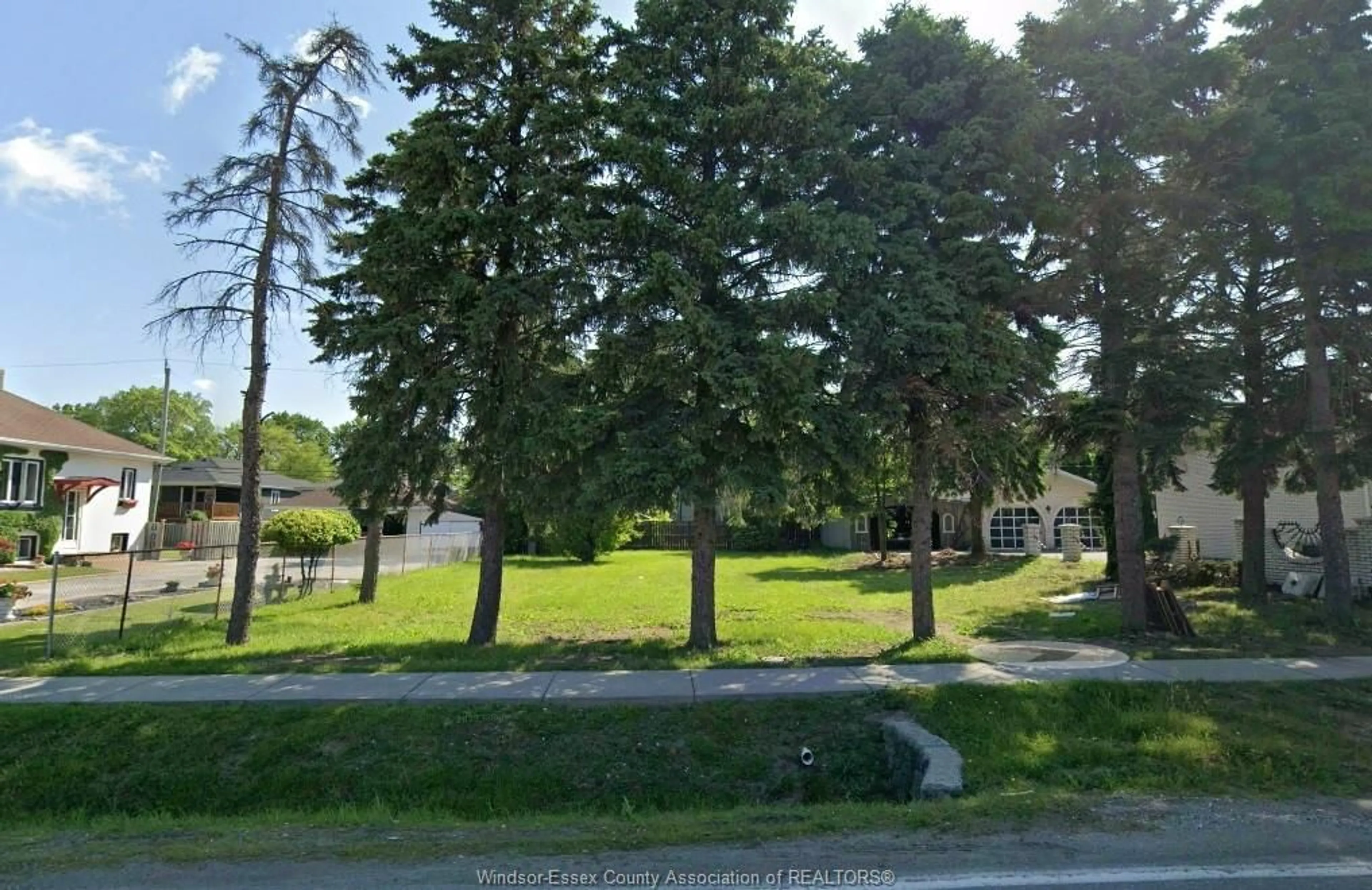 A pic from outside/outdoor area/front of a property/back of a property/a pic from drone, forest/trees view for vl V/L DOMINION, Windsor Ontario N9B 3H9