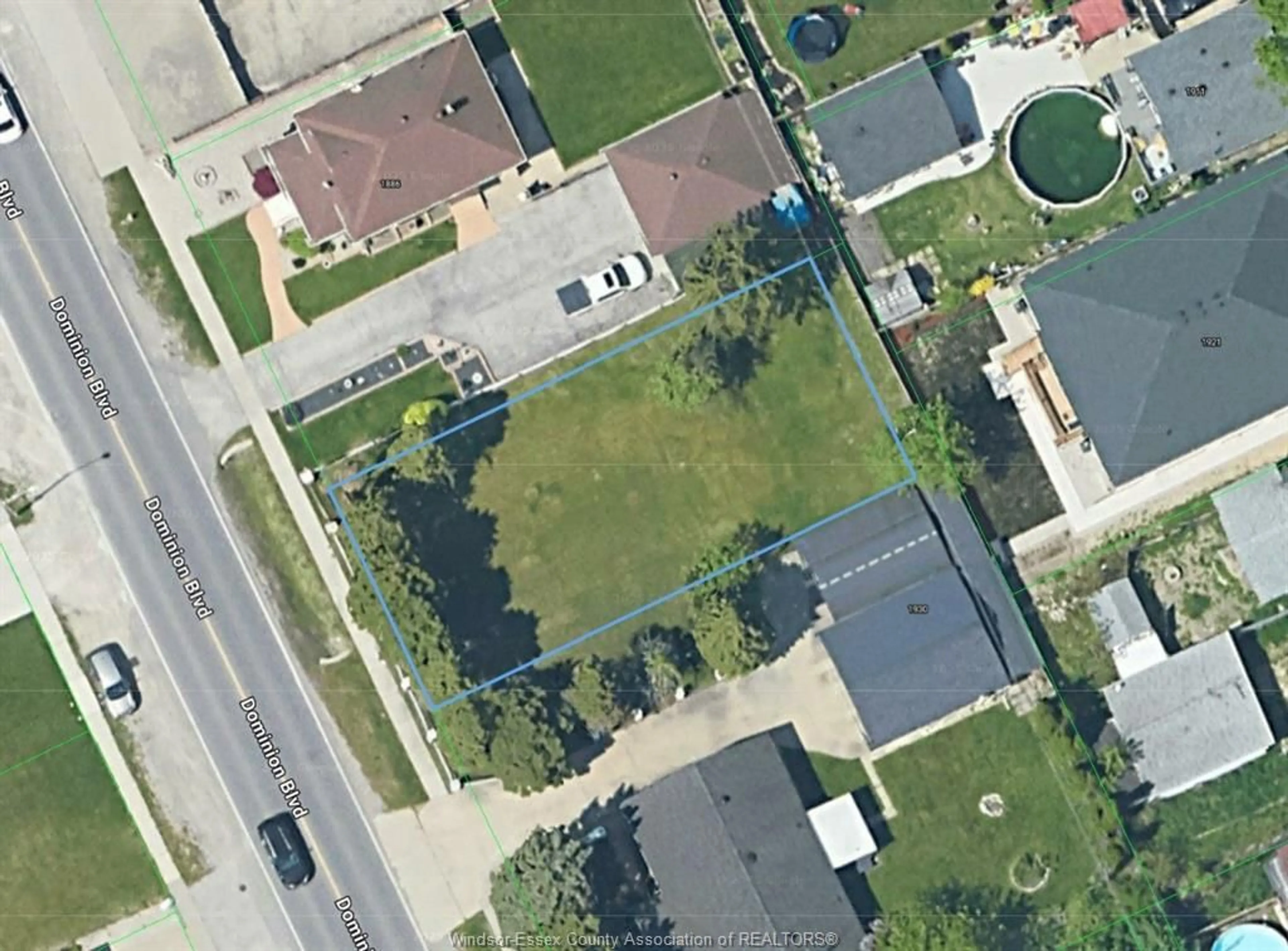 A pic from outside/outdoor area/front of a property/back of a property/a pic from drone, street for vl V/L DOMINION, Windsor Ontario N9B 3H9