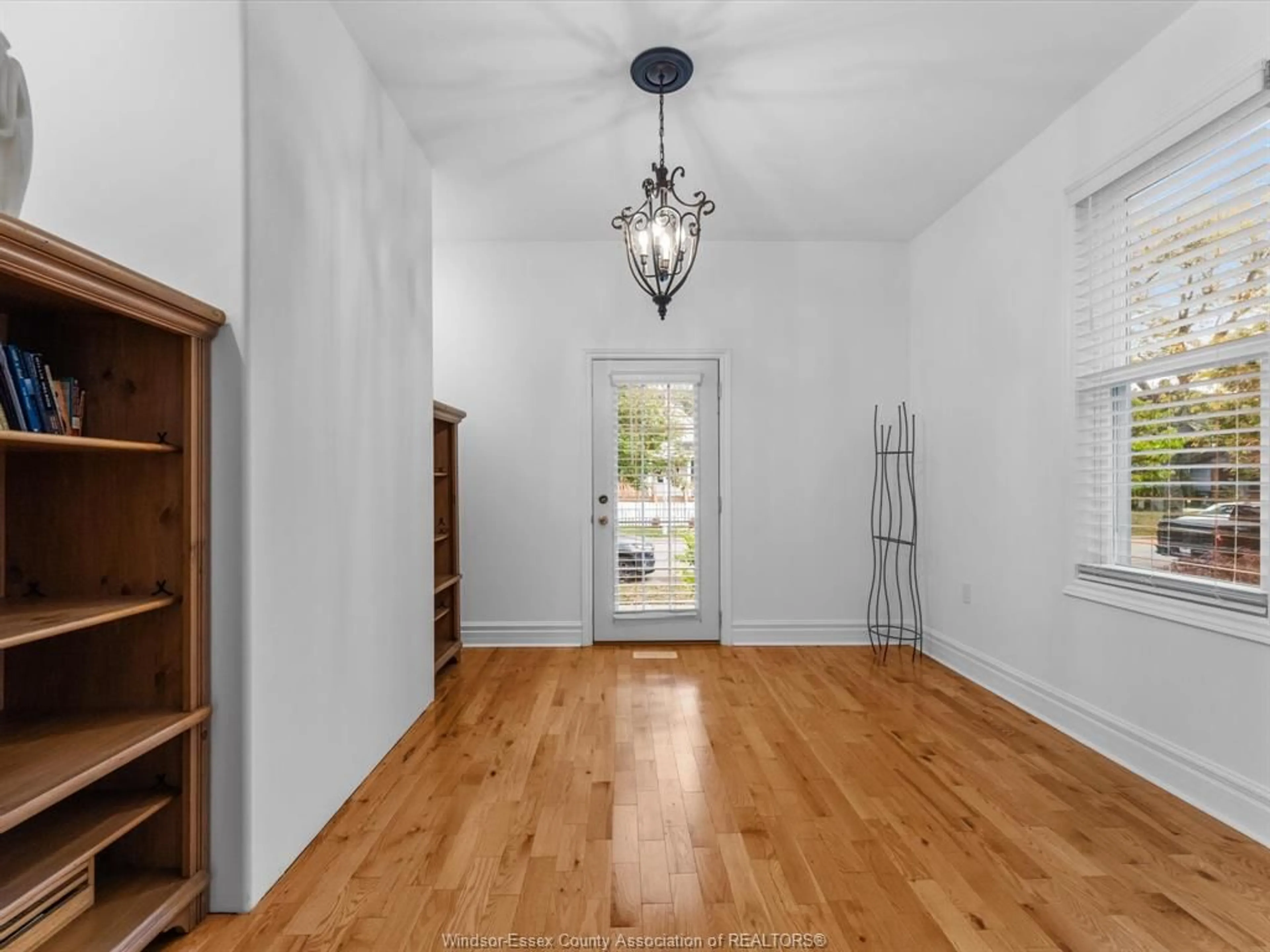 Indoor entryway for 1251 MONMOUTH, Windsor Ontario N8Y 3M2