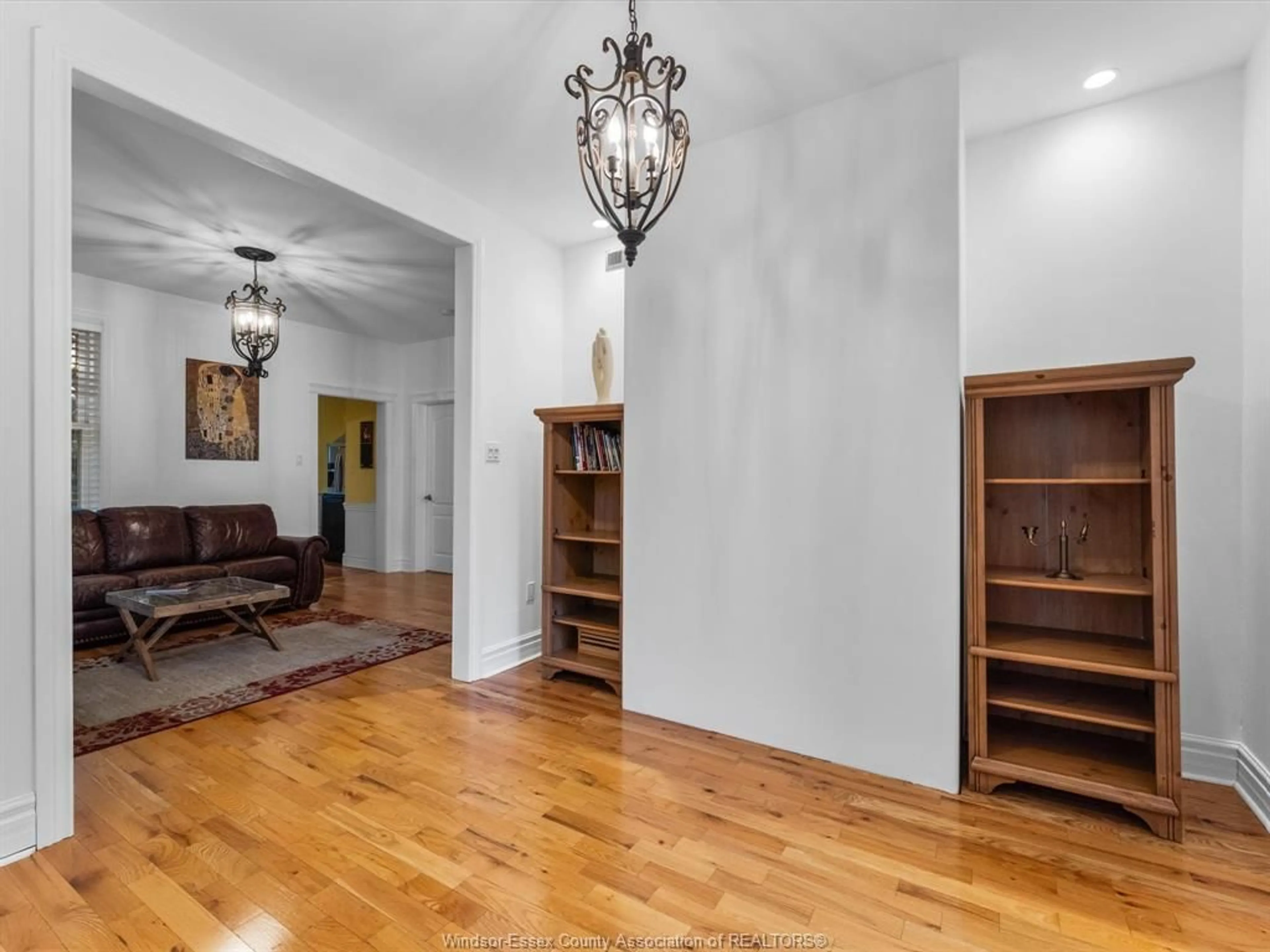Indoor foyer for 1251 MONMOUTH, Windsor Ontario N8Y 3M2