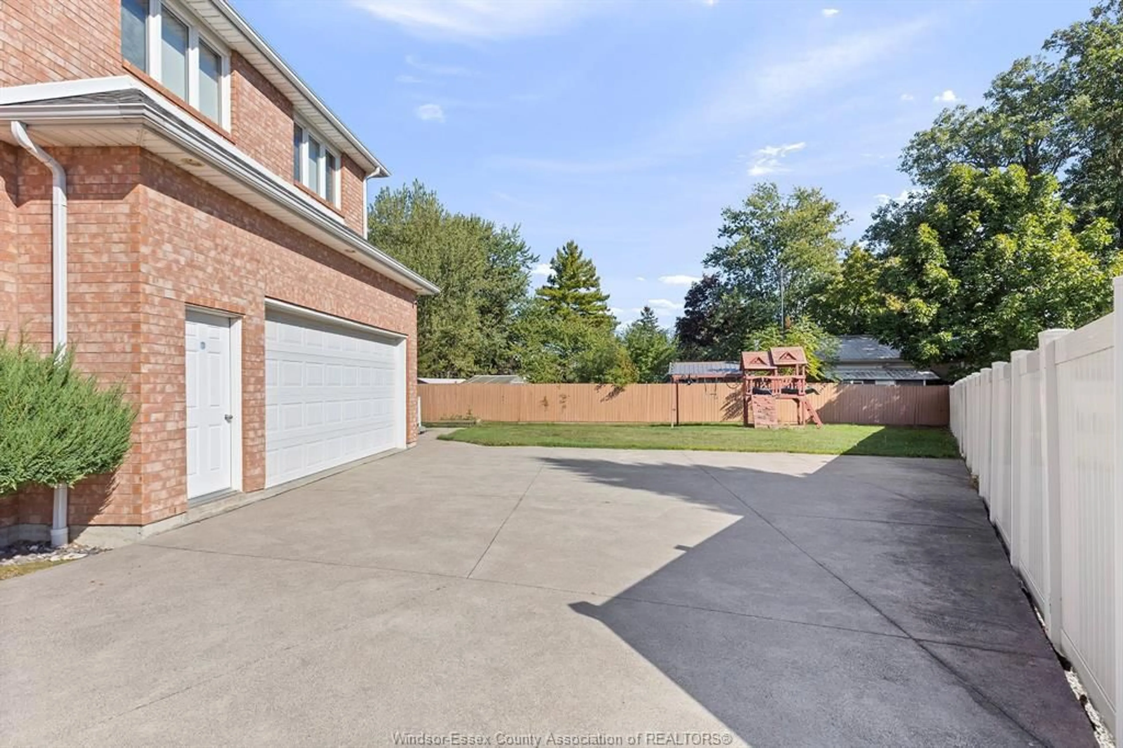 A pic from outside/outdoor area/front of a property/back of a property/a pic from drone, street for 21 LAURENTIA Dr, Tilbury Ontario N0P 2L0